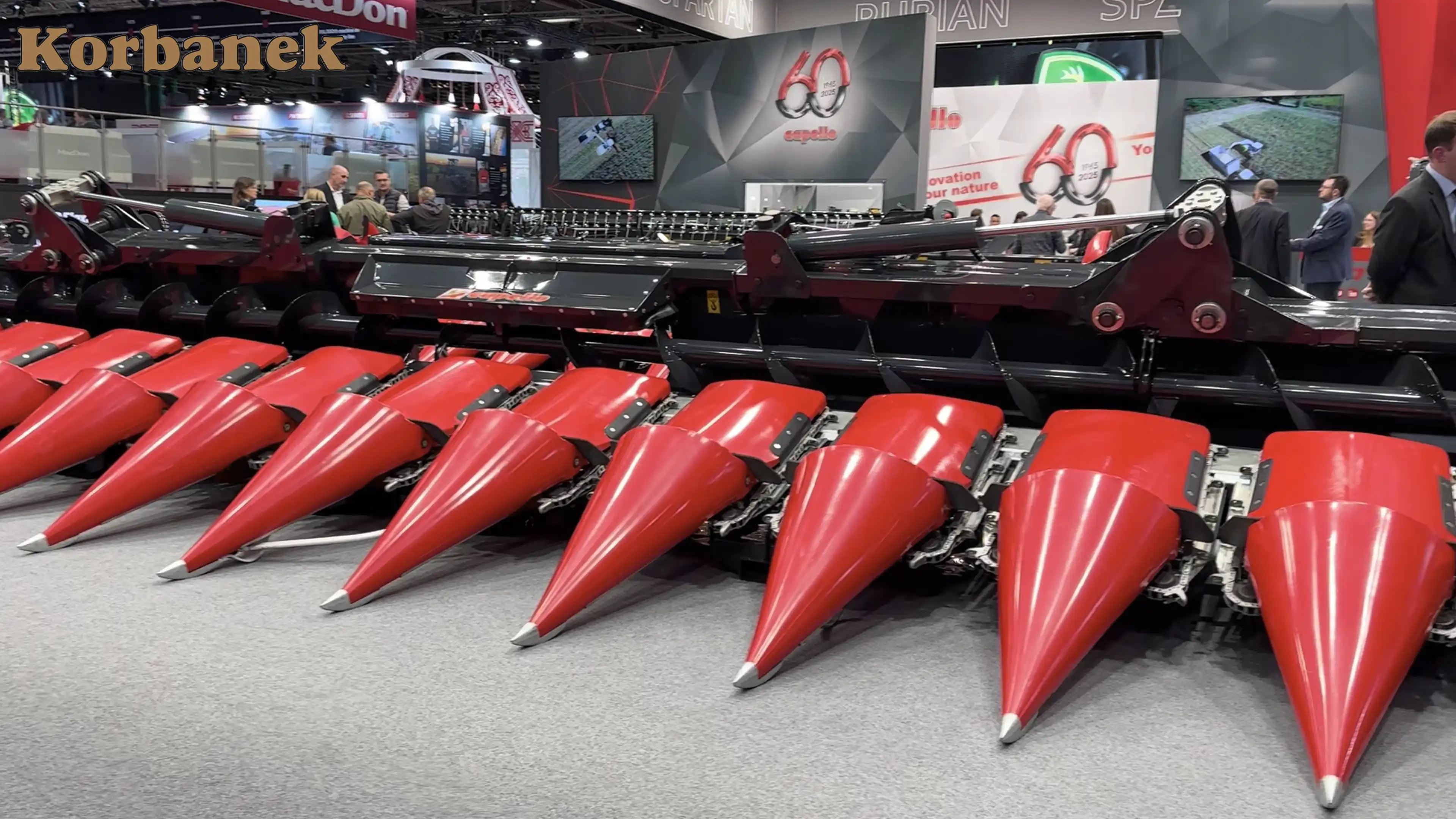 Capello zaprezentowało nowa wersja Quasar: Jest to przerobiona wersja przystawki do kukurydzy. Zmiany dotyczą sekcji wciągającej oraz ułożenia napędów na przystawce.