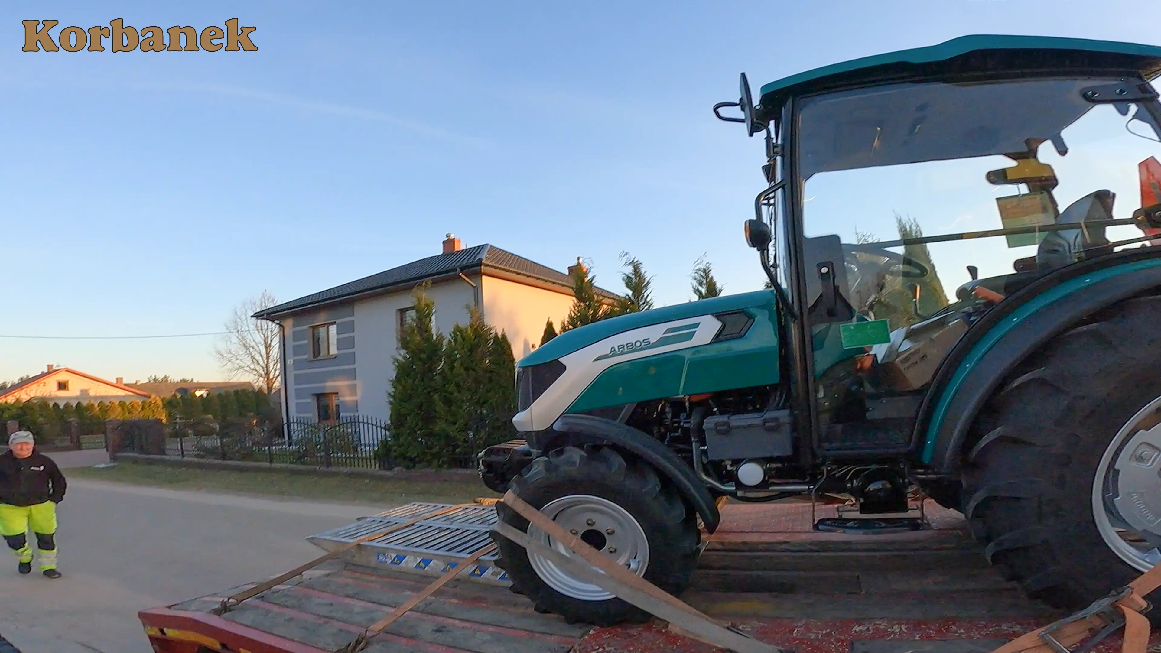 Niewielkie gabaryty ciągnika to niewątpliwie jego atut, przy pracach w miedzyrzędziach