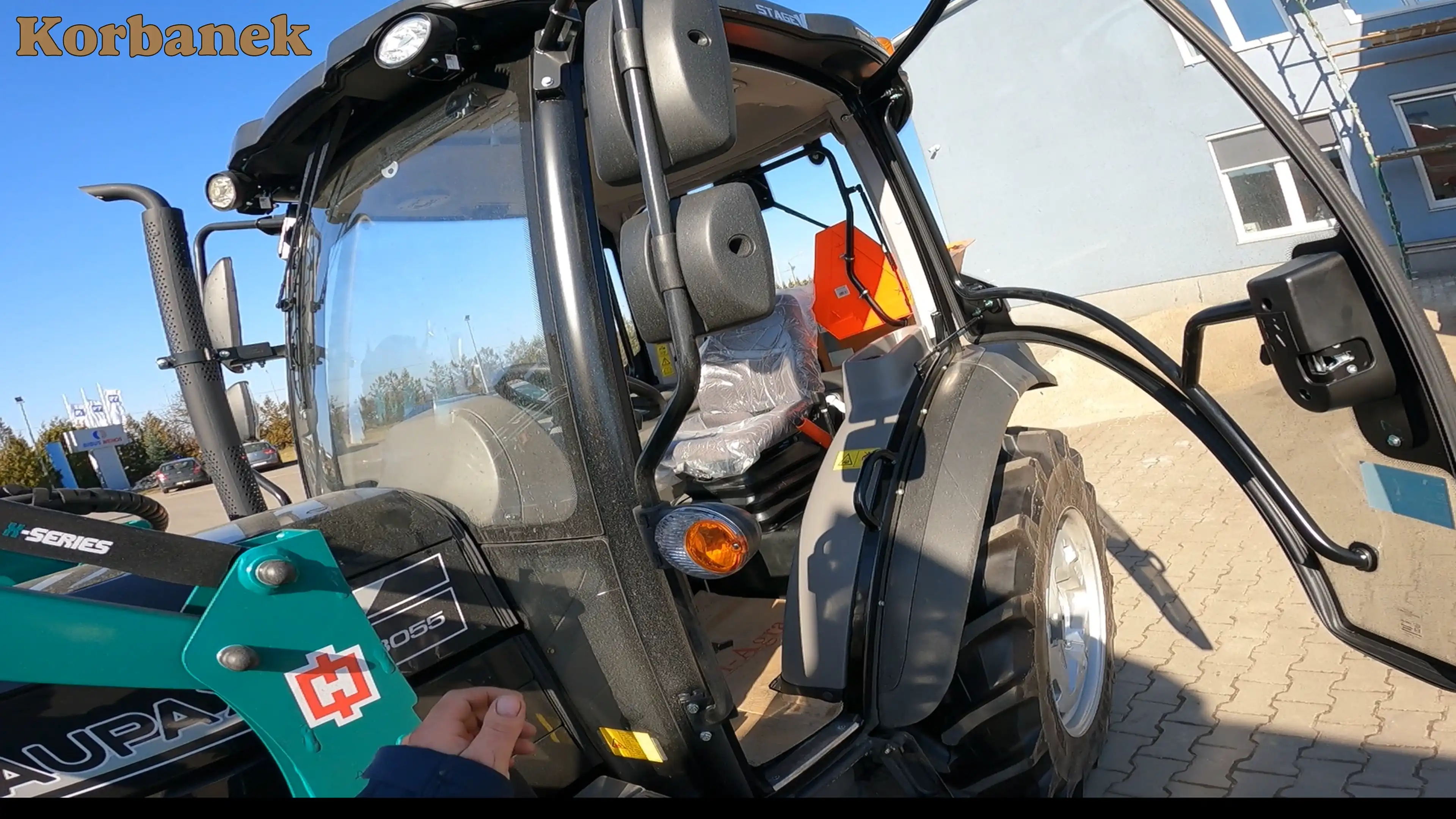 Zestaw: ciągnik + posypywarka, pług, zamiatarka czy inna komunalna maszyna, to gwarancja dobrze wykonanej pracy.