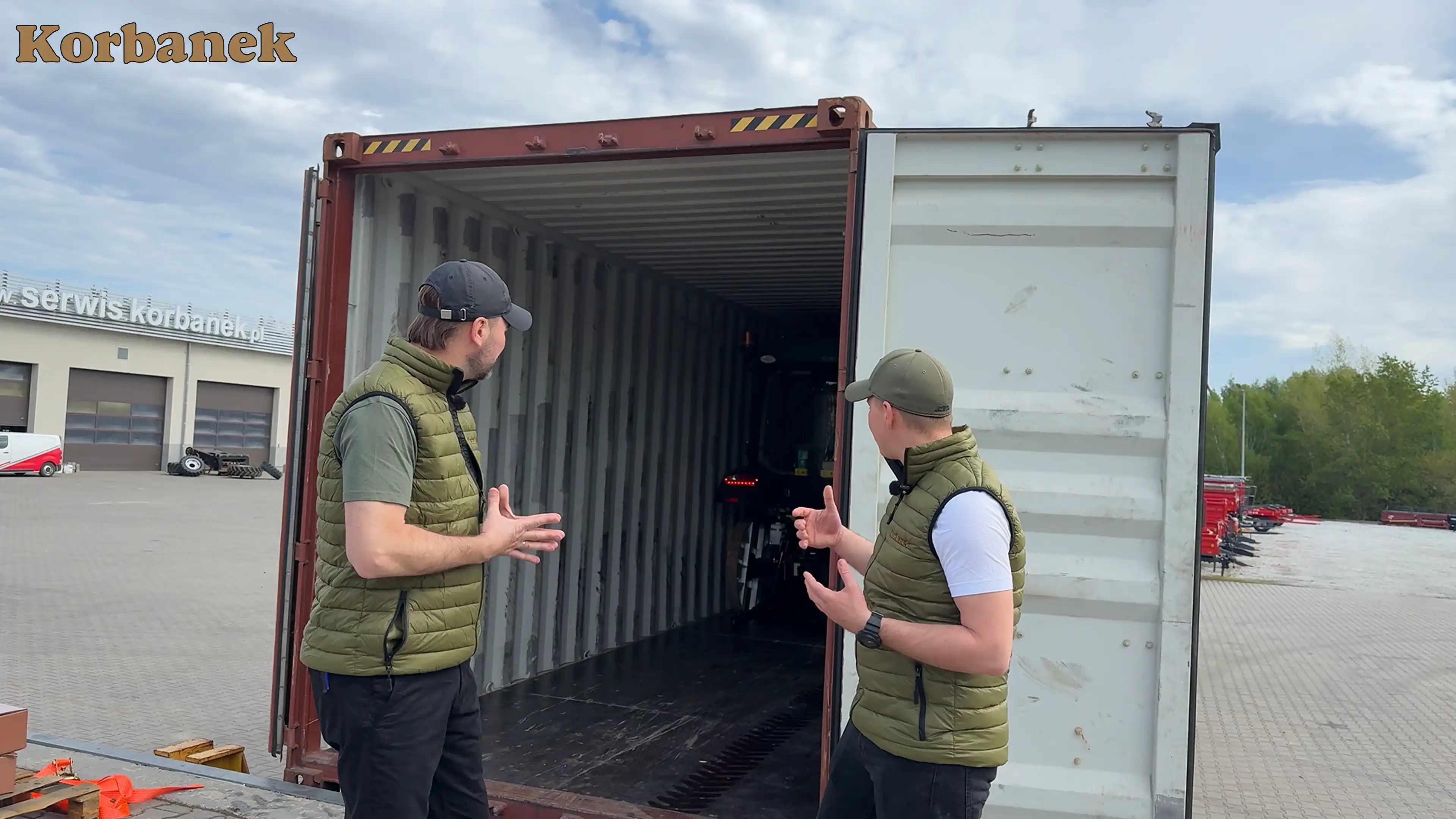 AUPAX, marka chińskiego koncernu Weichai Lovol, dostarcza chińskie kombajny (model: GV100, GM100) i ciągniki rolnicze (25-130 KM) dla małych i średnich gospodarstw.