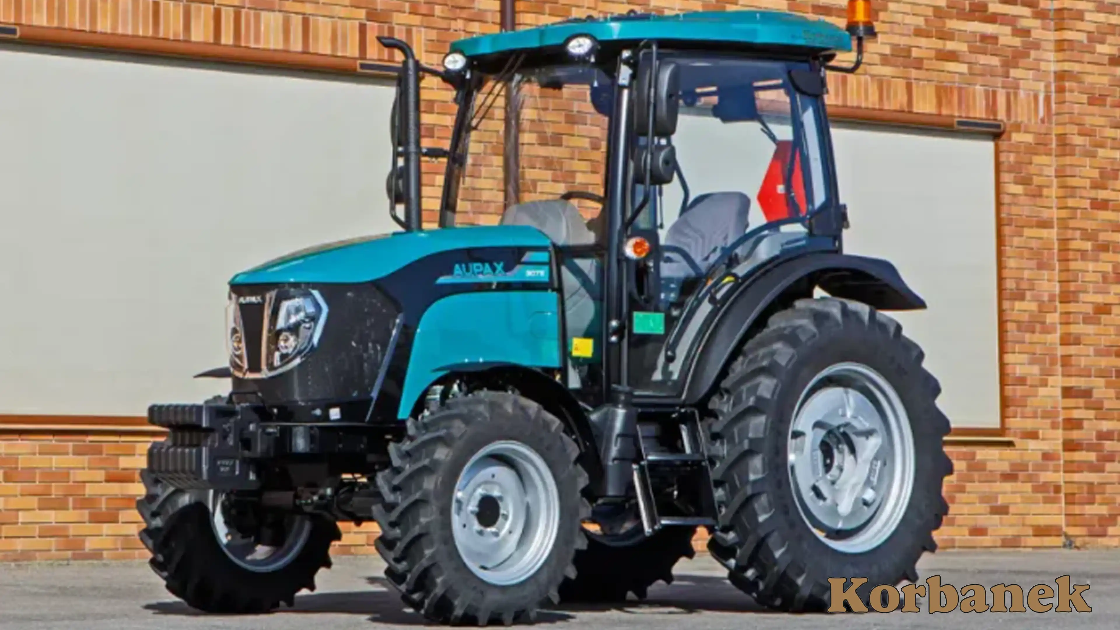 Podstawowa wersja ciągnika wyposażona została w zaczep, dolną belke polową oraz wcześniej wspomniany WOM o obrotach 540 oraz 1000