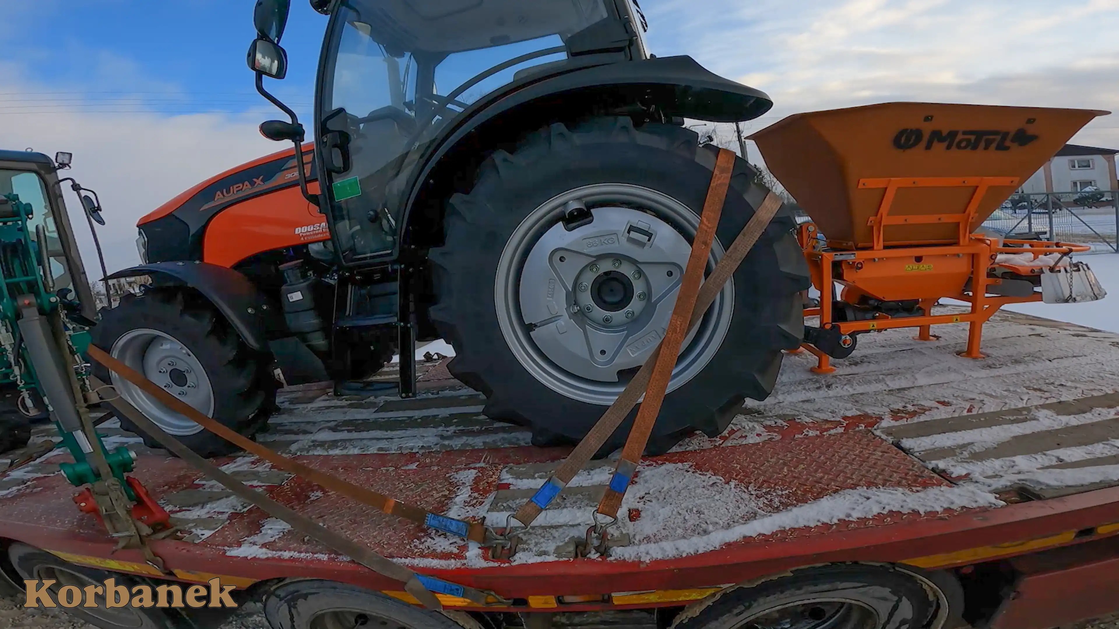 Ciągnik Aupax 3055 to pojazd charakteryzujący się wszechstronnością i prostotą