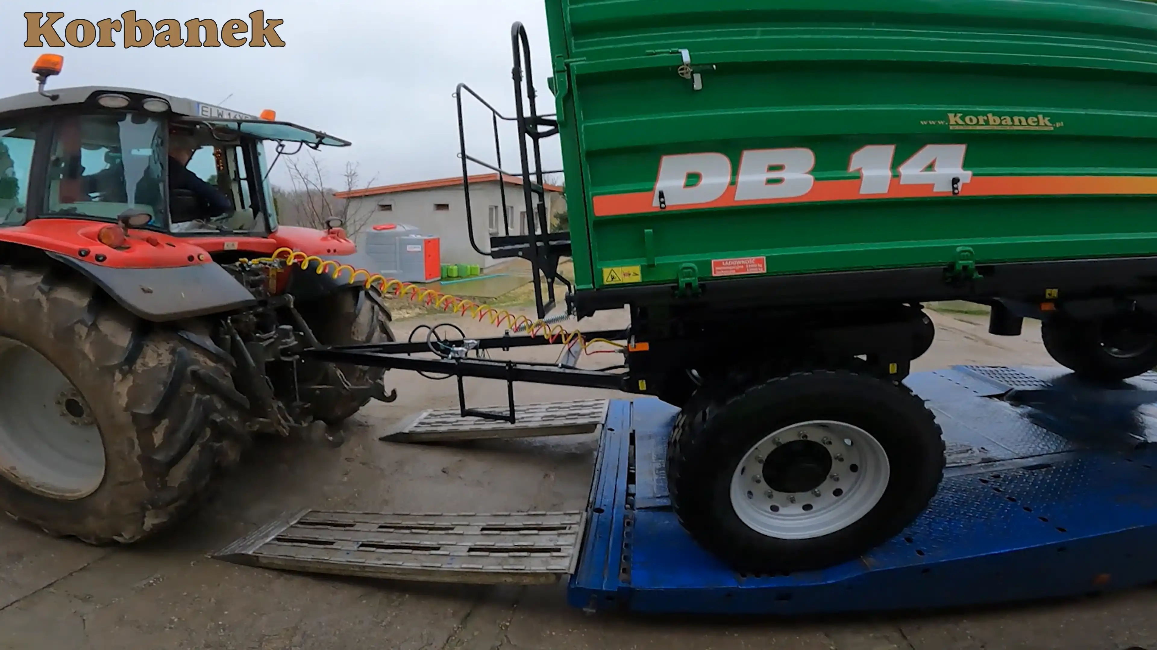 Nowy nabytek - przyczepa Metaltech będzie pracowała z ciągnikiem Massey Ferguson Klienta W gospodarstwie Klienta jest szereg maszyn od Korbanek - m.in. ciągniki MF