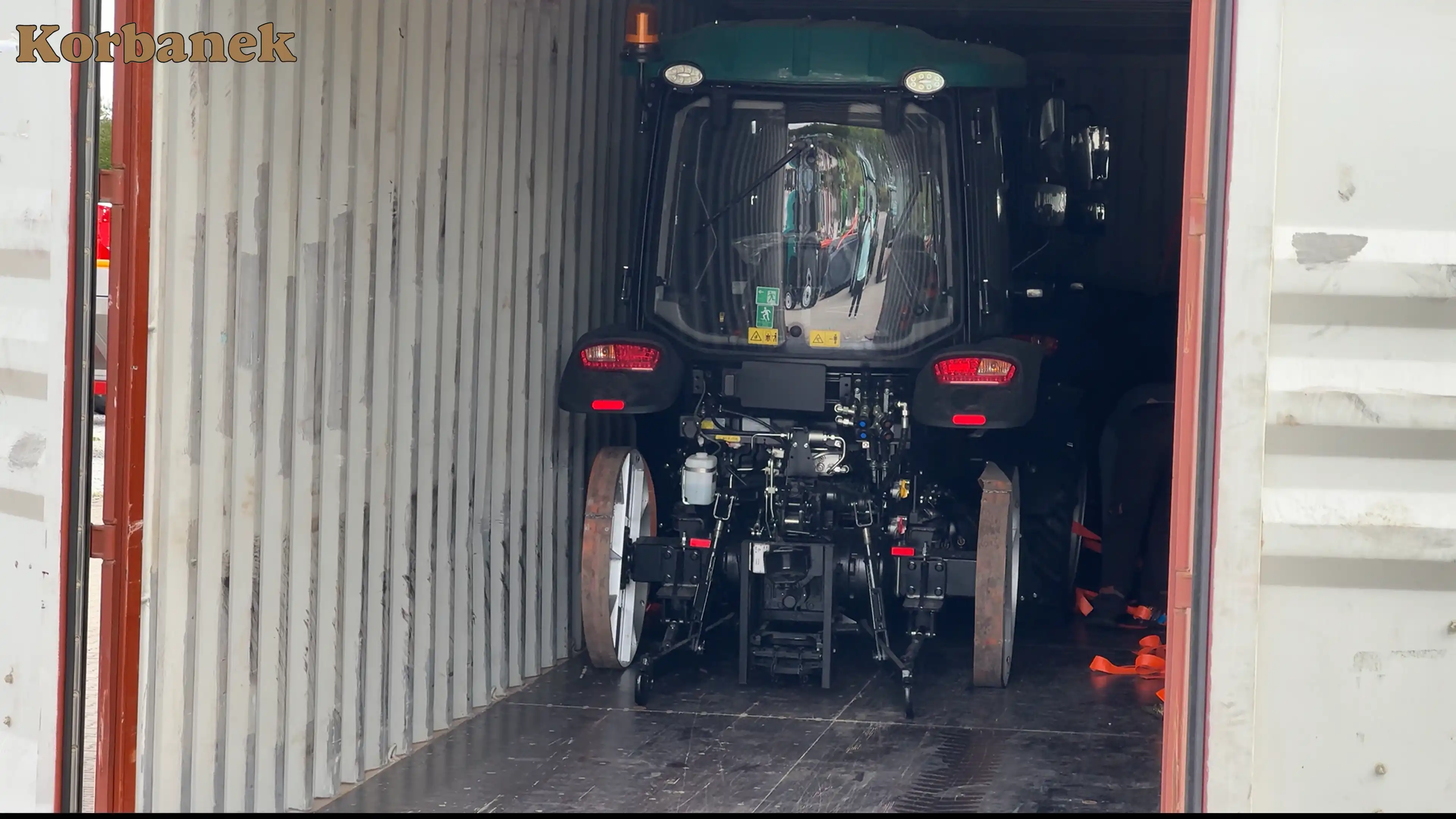 Ciągniki Aupax są różnie pakowane w kontenery tak aby zminimalizować koszty transportu
