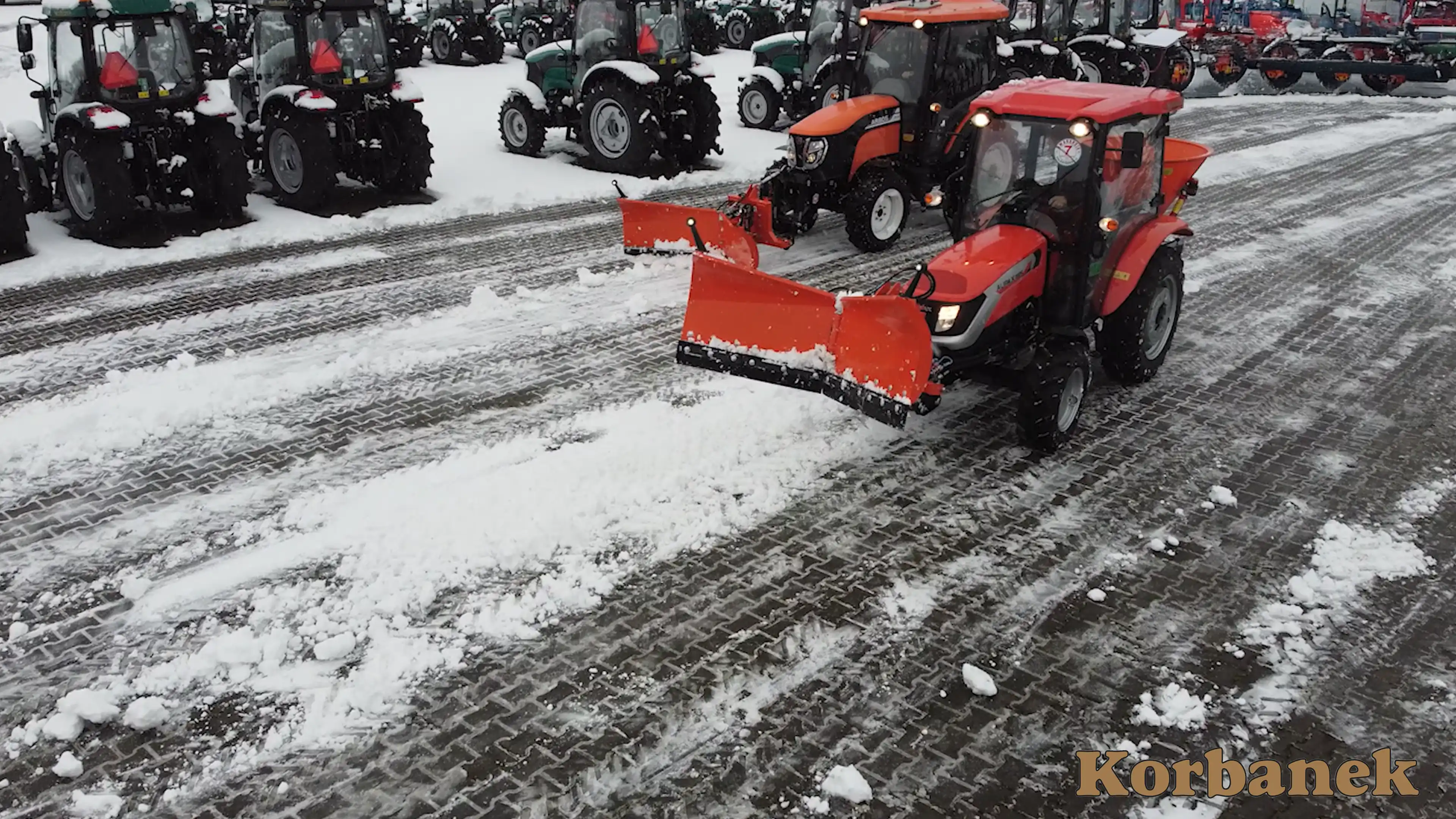 Ciągnik Aupax 3075 świetnie sprawdzi się w pracach komunalnych, takich jak odśnieżanie