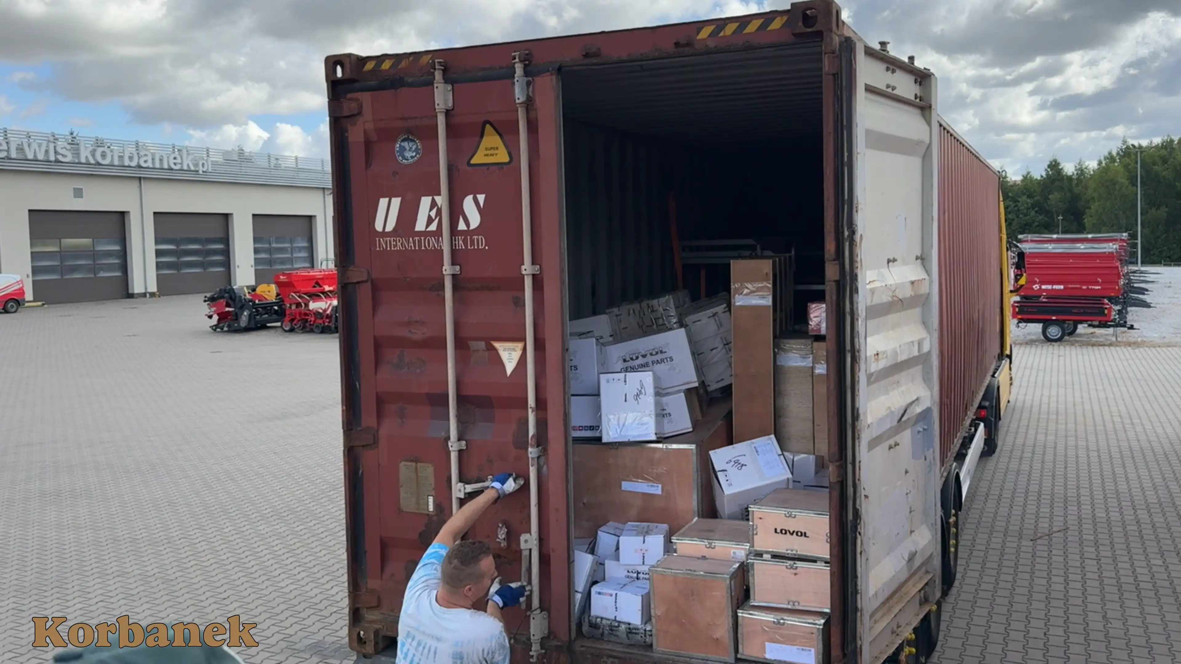 Części przypływające w kontenerach z Chin są odrazu zwymiarowane przez naszym specjalistów, aby znależć zamienniki na polskim rynku