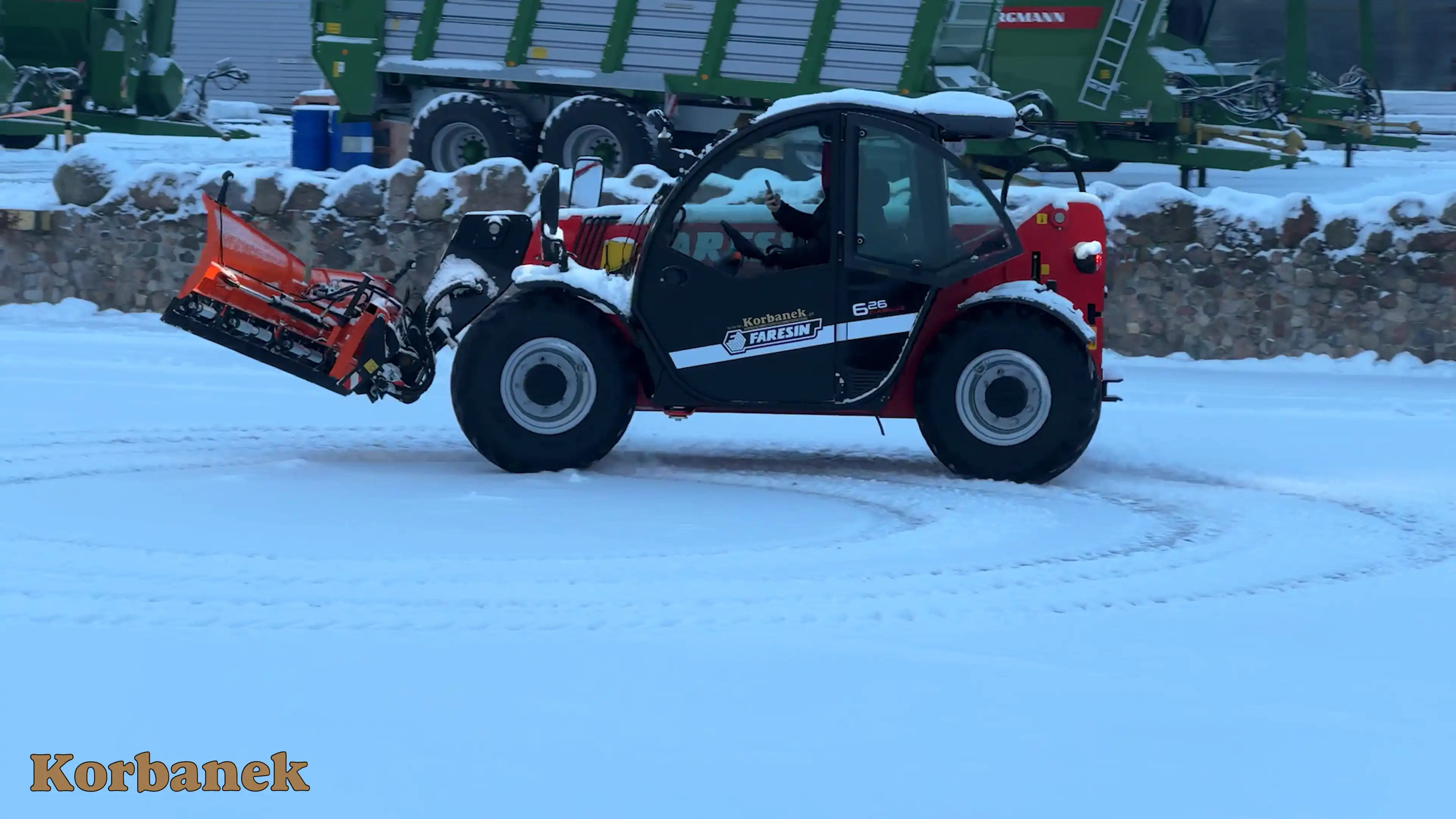 . Faresin wyposażył swoje ładowarki teleskopowe w nowe silniki, zgodnie z przepisami Stage V / Tier 4 dla mocy do 51,7 kW, które zapewniają doskonałą wydajność, połączoną z niskim zużyciem paliwa