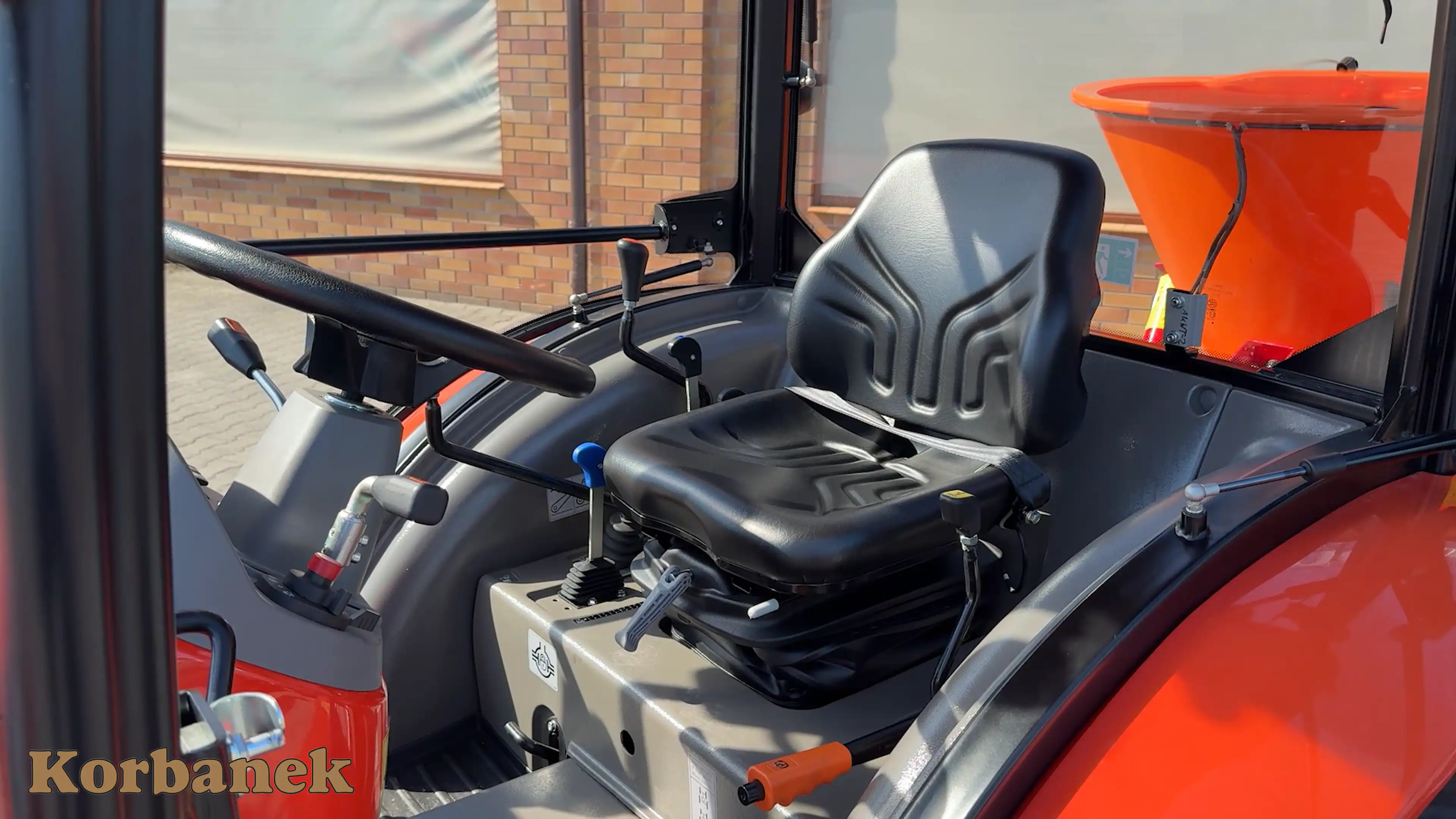 Zamykana na kluczyk kabina 4-słupkowa zapewnia bardzo dobrą widoczność oraz komfortowe użytkowanie dzięki mechanicznemu fotelowi operatora 