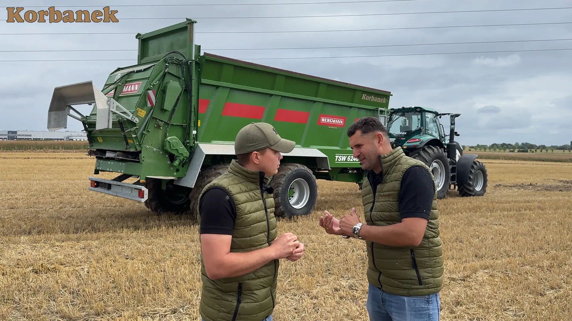 Aupax 7240 i Bergmann TSW 6240 S w trakcie rozrzucania wapna na polu