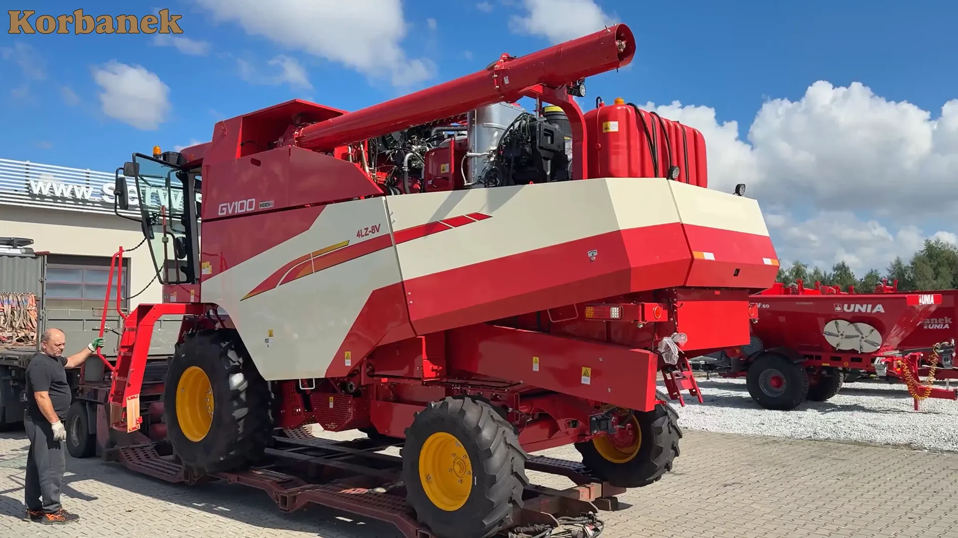 Najnowsze wersje kombajnów Aupax GV 100 będzie można zobaczyć na naszym stoisku na Agro Show w Bednarach Kombajny Aupax docierają do firmy Korbanek również teraz, już po żniwach. Czy ma to swoje logistyczne uzasadnienie?