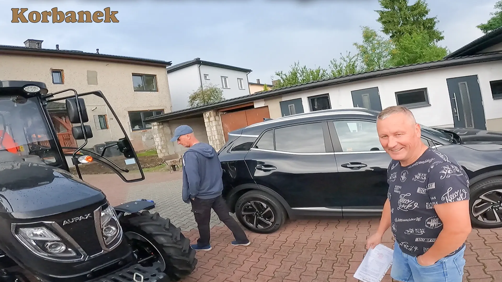 Pan Dariusz zakupił ciągnik Aupax 3055 w limitowanej wersji black edition