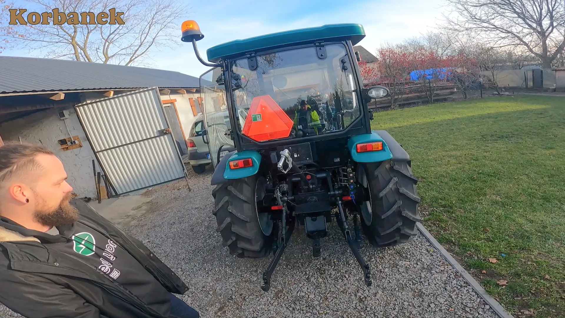 Pan Mateusz w trakcie dostawy sowjego nowego nabytku - ciagnika Arbos 2040 wraz z ładowaczem czołowym Hydramet