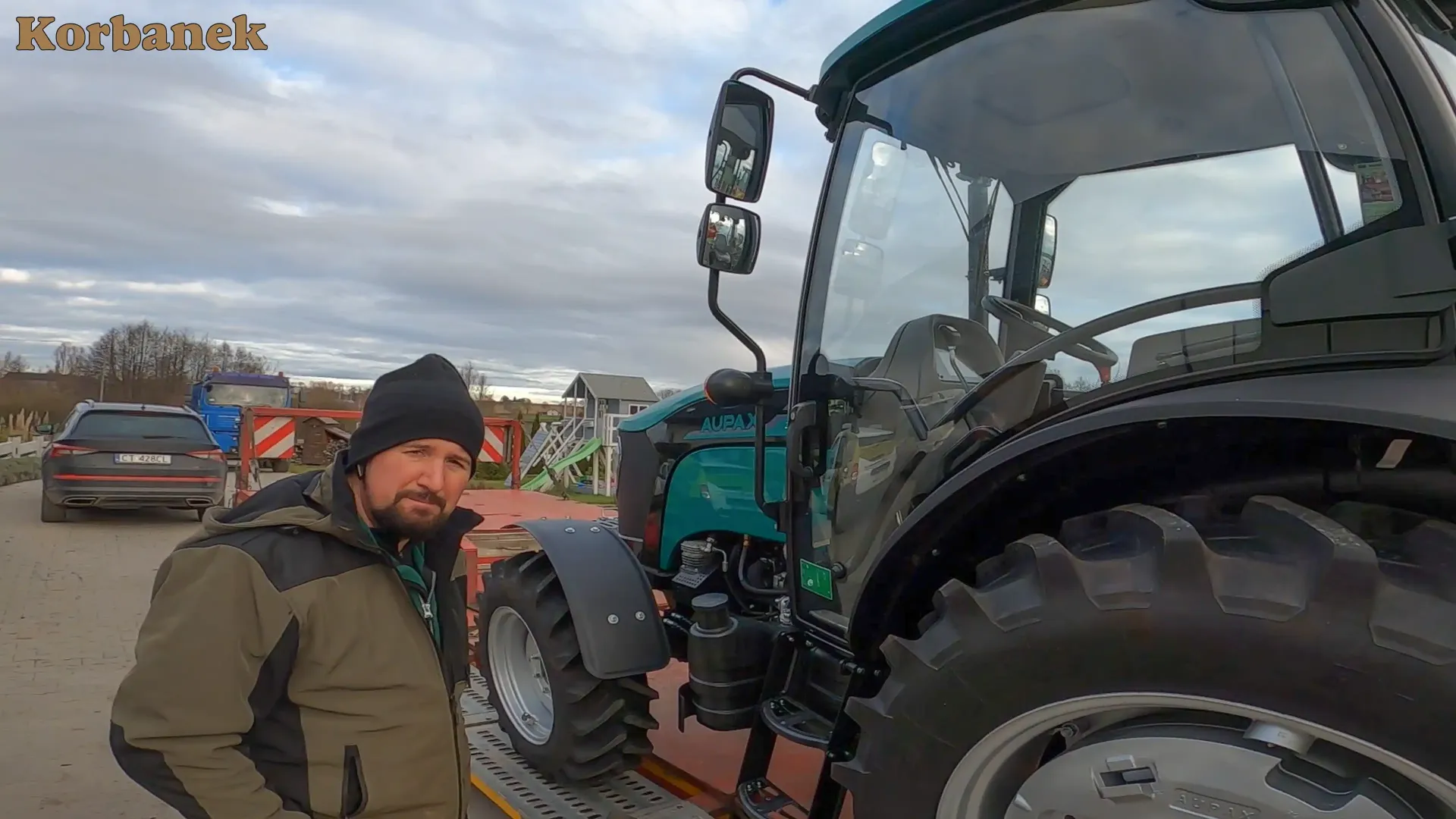 Klient firmy Korbanek przy swoim nowym nabytku ciagniku Aupax 3075