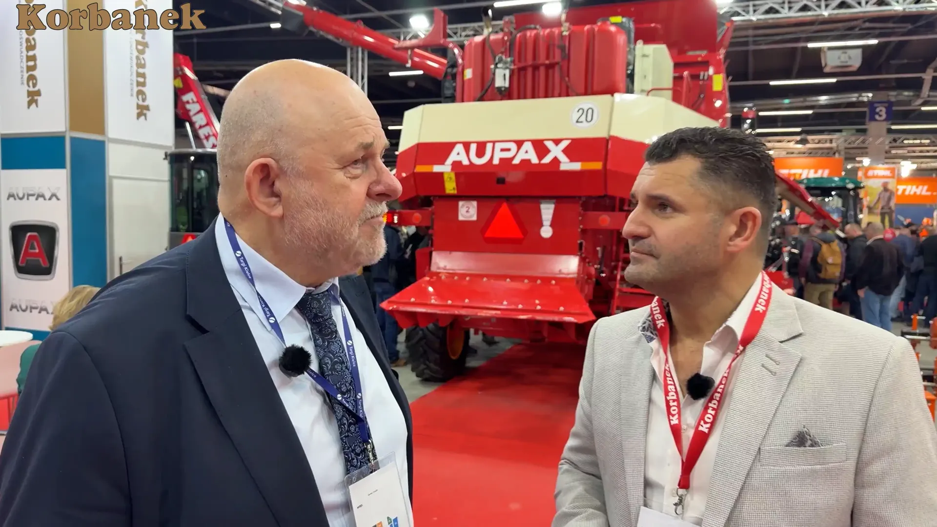Prezes Paweł Korbanek na stoisku Korbanek na targach Agrotech Kielce - rozmawia ze specjalistą Michałem Szef firmy Korbanek- Paweł Korbanek na stoisku Korbanek na tragach AgroTech Kielce