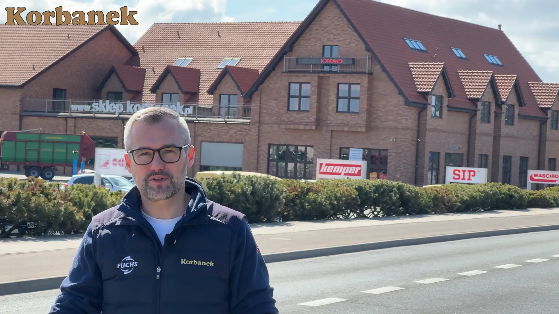 Kierownik działu części przed magazynem centralnym części i sklepem Korbanek