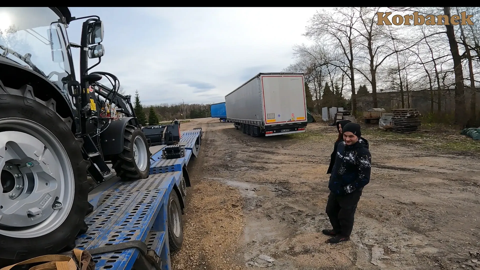 Nowy nabytek Pana Krzysztofa i jego żony - klientów firmy Korbanek - ciągnik Aupax 3055 Małżeństwo z miejscowości Woźniki zakupiło ciągnik Aupax 3055 w wersji Black Edition