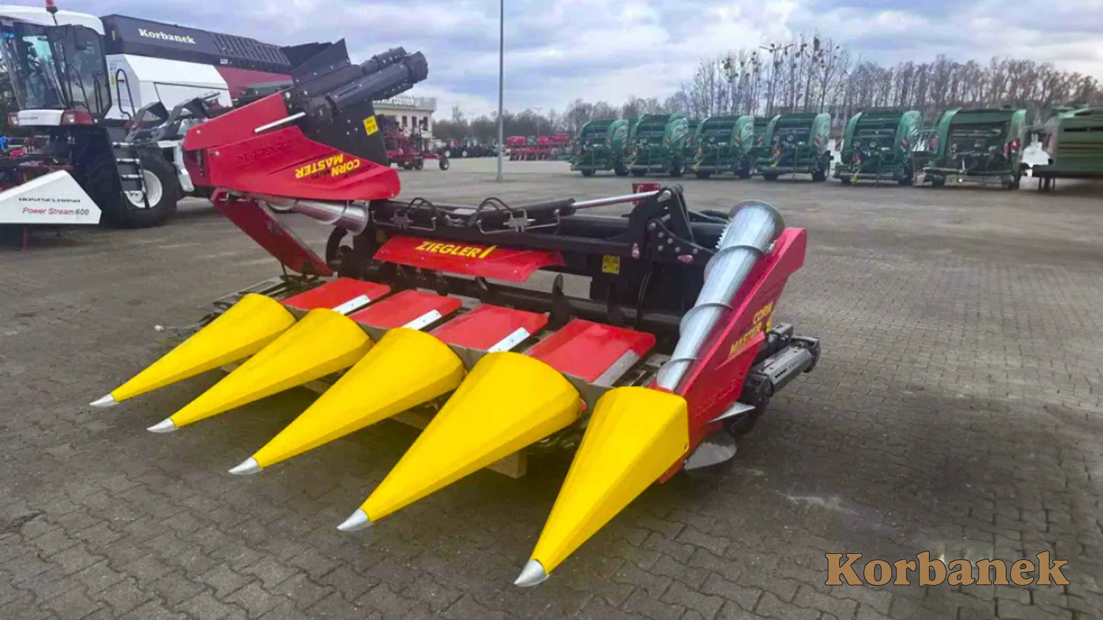 Przystawka do kukurydzy Ziegler stojąca na placu firmy Korbanek