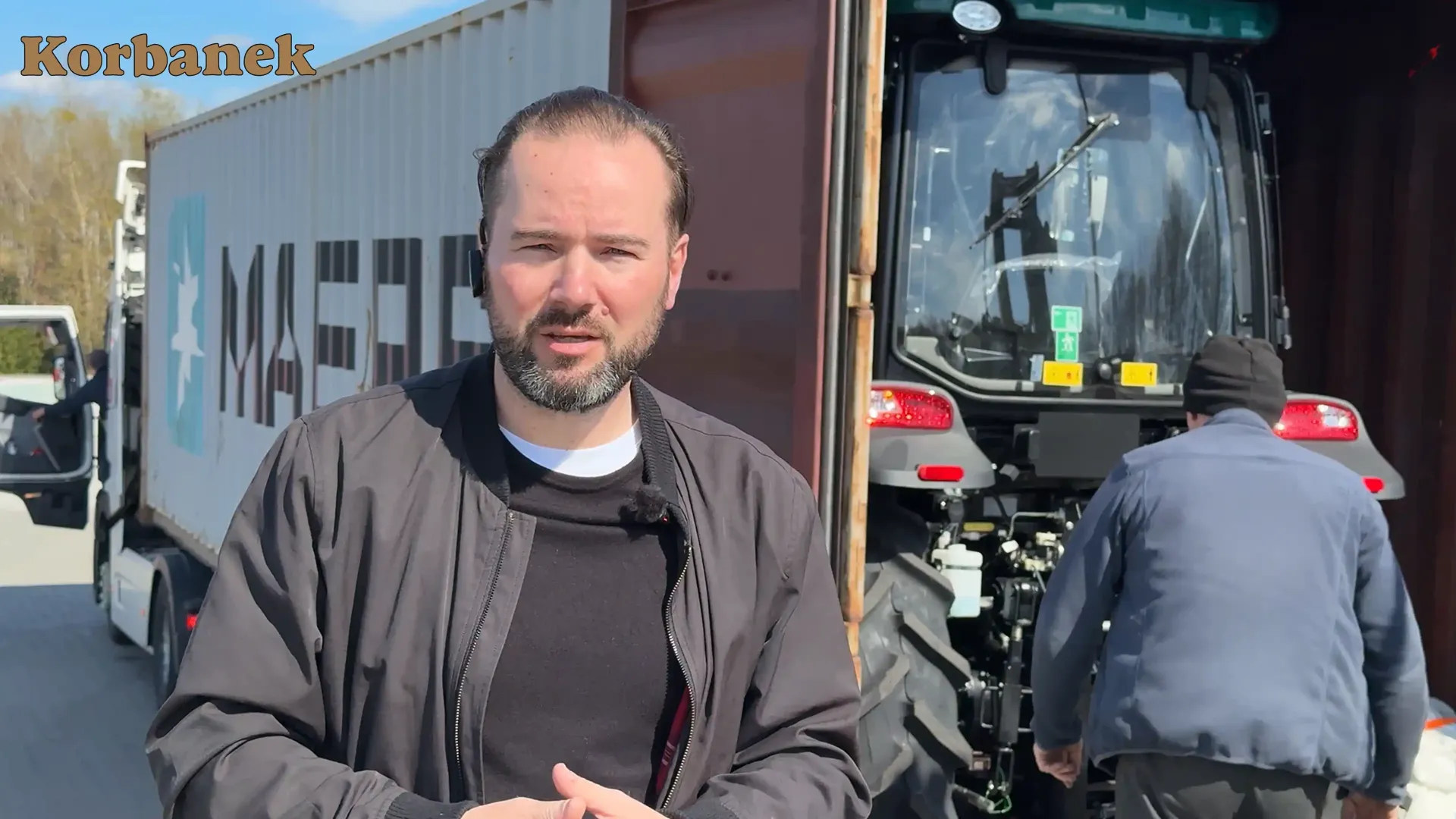 Otwieramy kontener z ciągnikami Aupax z Chin, które dotarły do firmy Korbanek