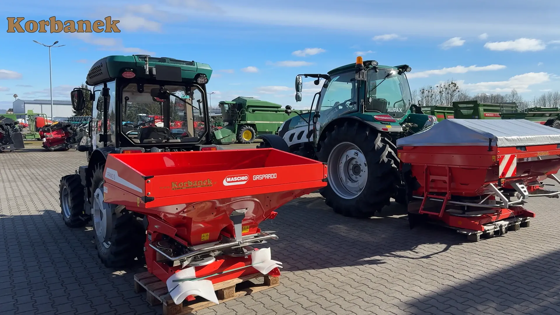Rozsiewacze PRIMO od Maschio Gaspardo stojące na placu firmy Korbanek