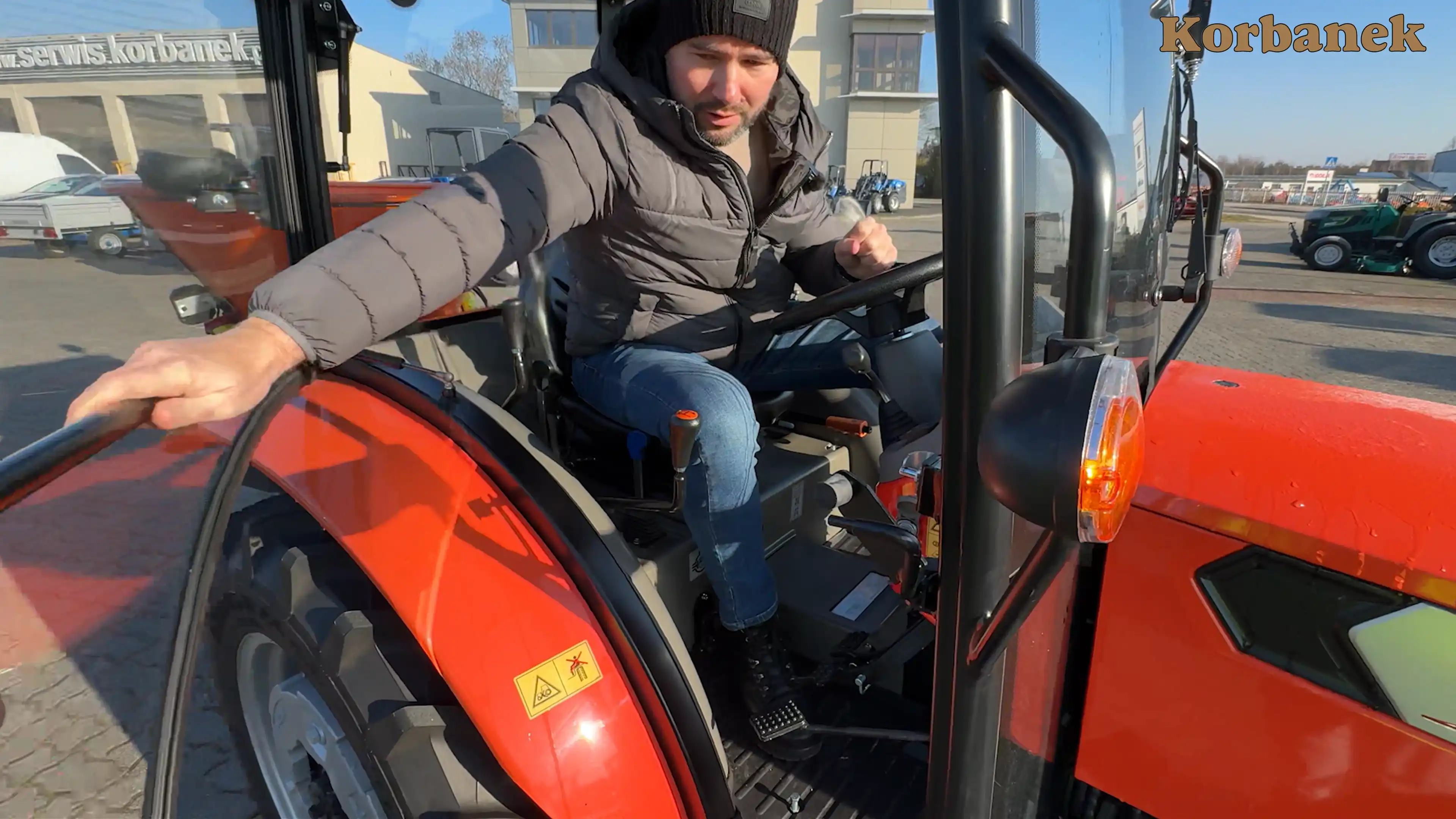 Aupax 2025 z kabiną waży 1725 kg. W standardzie ma zamontowane obciążniki przednie o masie 80 kg i na tylne koła o łącznej masie 112kg