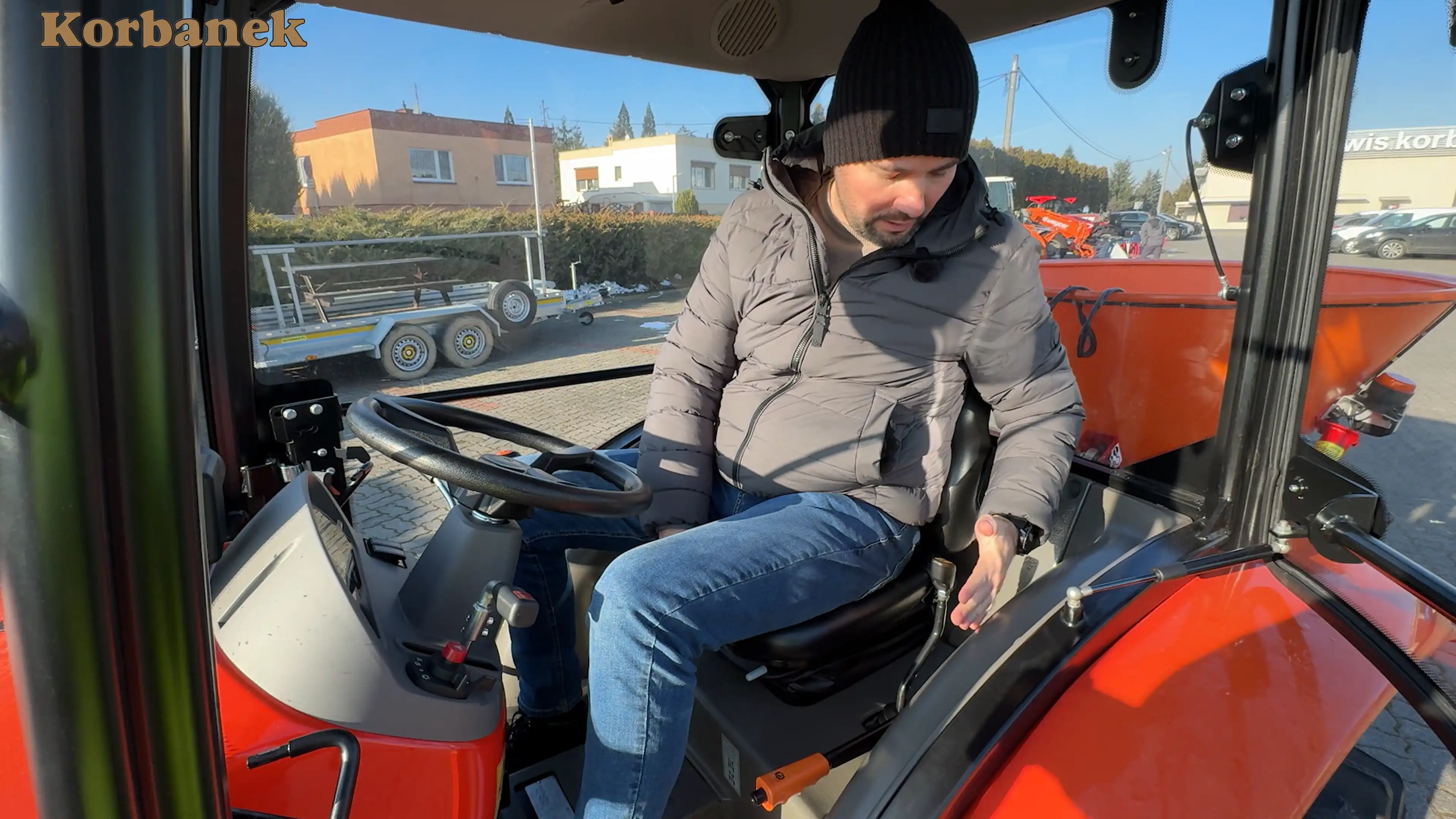 Niewielkich wymiaów ciągnik Aupax ma naprawdę przestronną kabinę w której zmieści się wysoki opertaor i będzie czuł się komfortowo