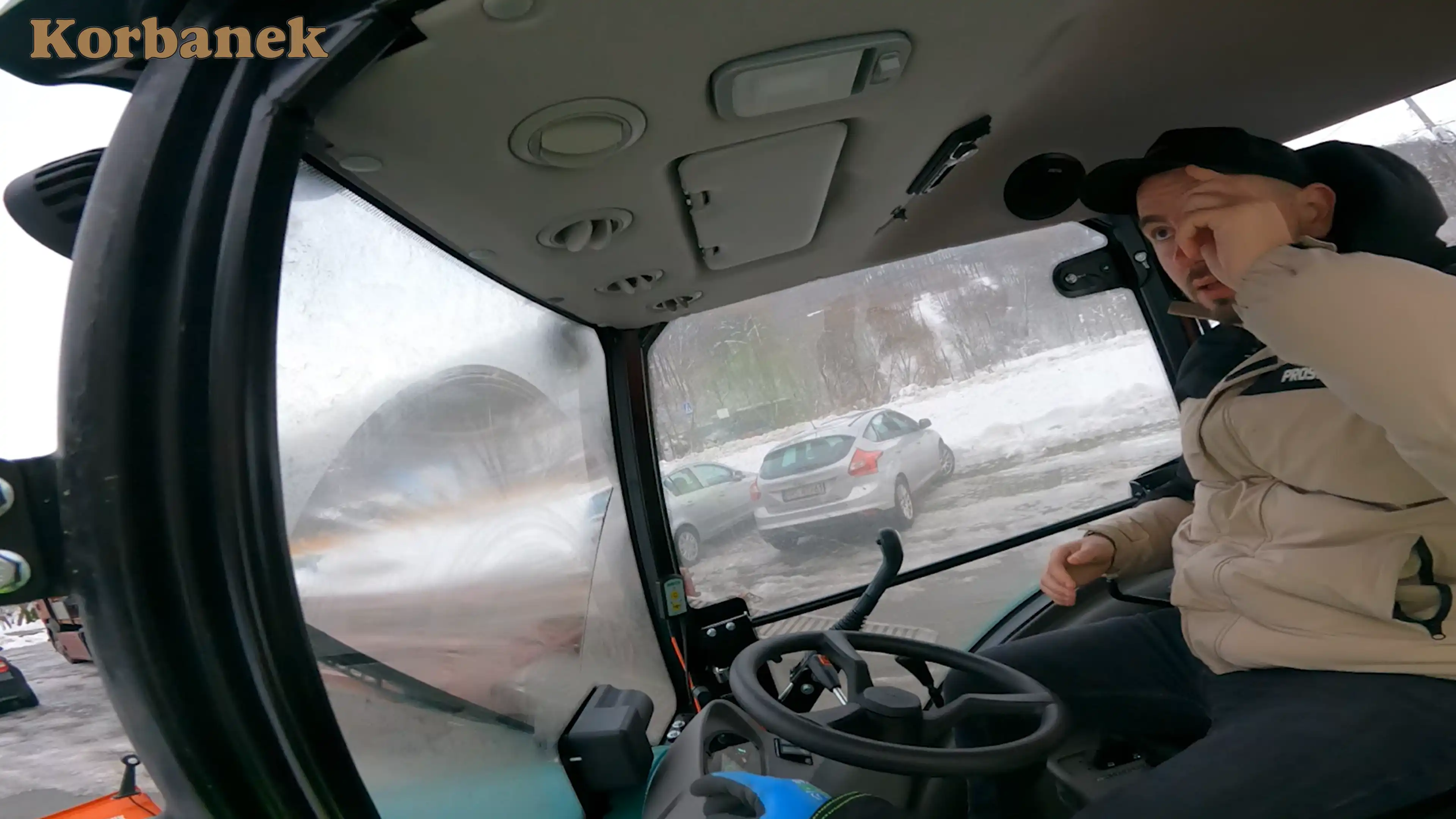 Po przejściach, które Pan Bartosz miał z ciągnikiem w wersji bez kabiny najważniejsza była dla niego w Aupaxie ogrzewana kabina