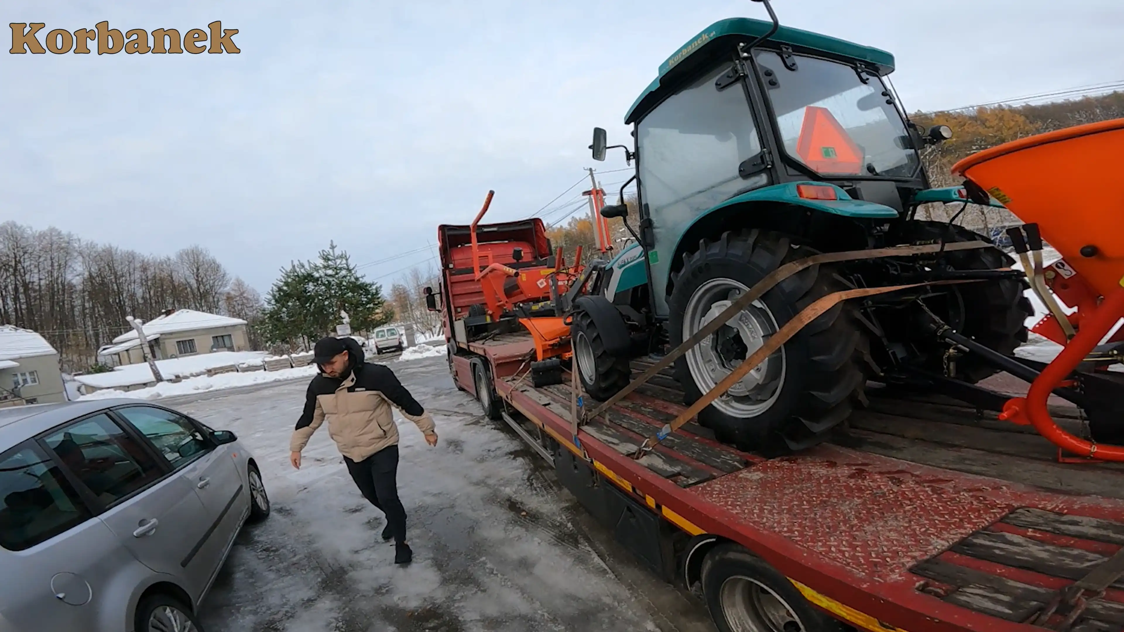 Osprzet taki jak pług do śniegi Metal-Technik to jedno z wielu narzędzi w kytóre można doposażyć ciągnik Aupax 2025