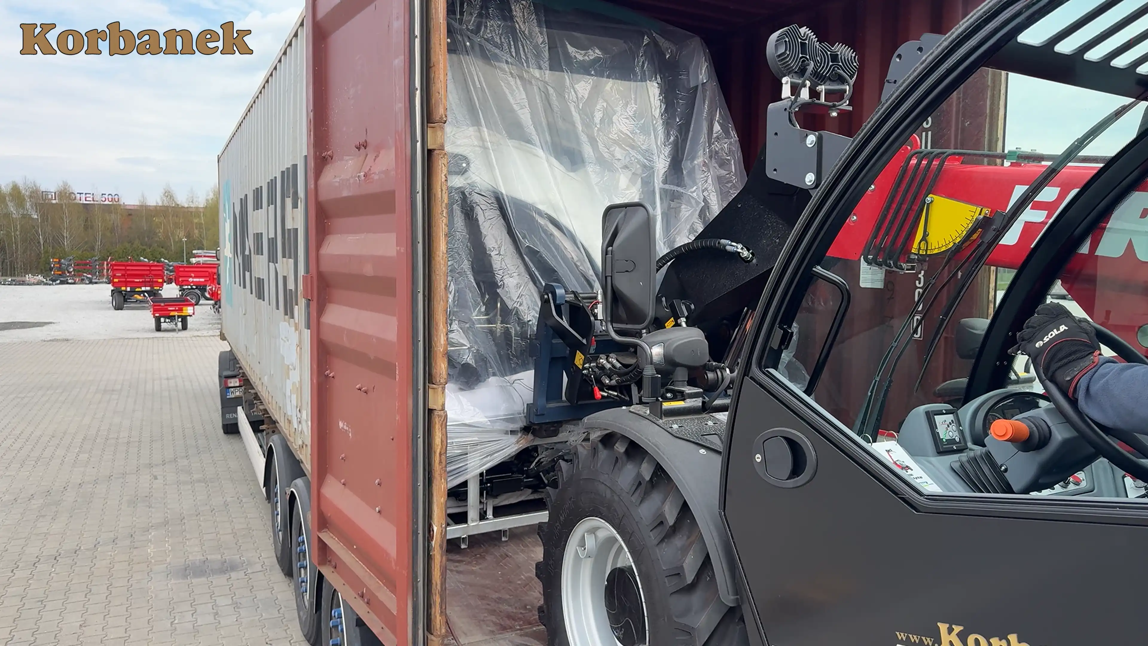 Transport kontenerowy musi być w specjalistyczny sposób zabezpieczony, zarówno sam kontener jak i maszyna na drogę morską