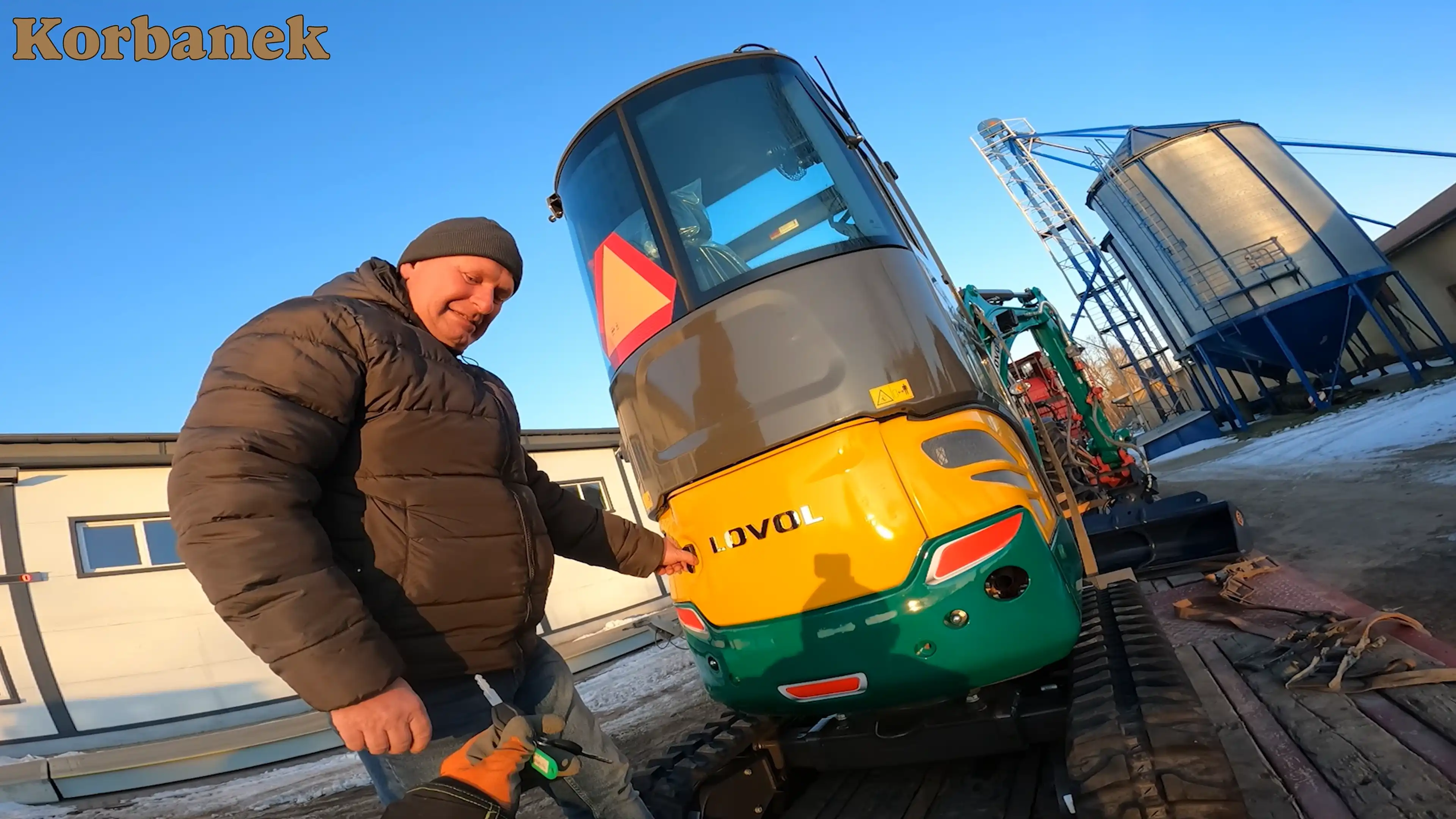 Maszyna przy rozsuniętych gąsienicach jest w stanie obrócić się wokół własnej osi, bez ryzyka kolizji ze ścianą czy inną przeszkodą