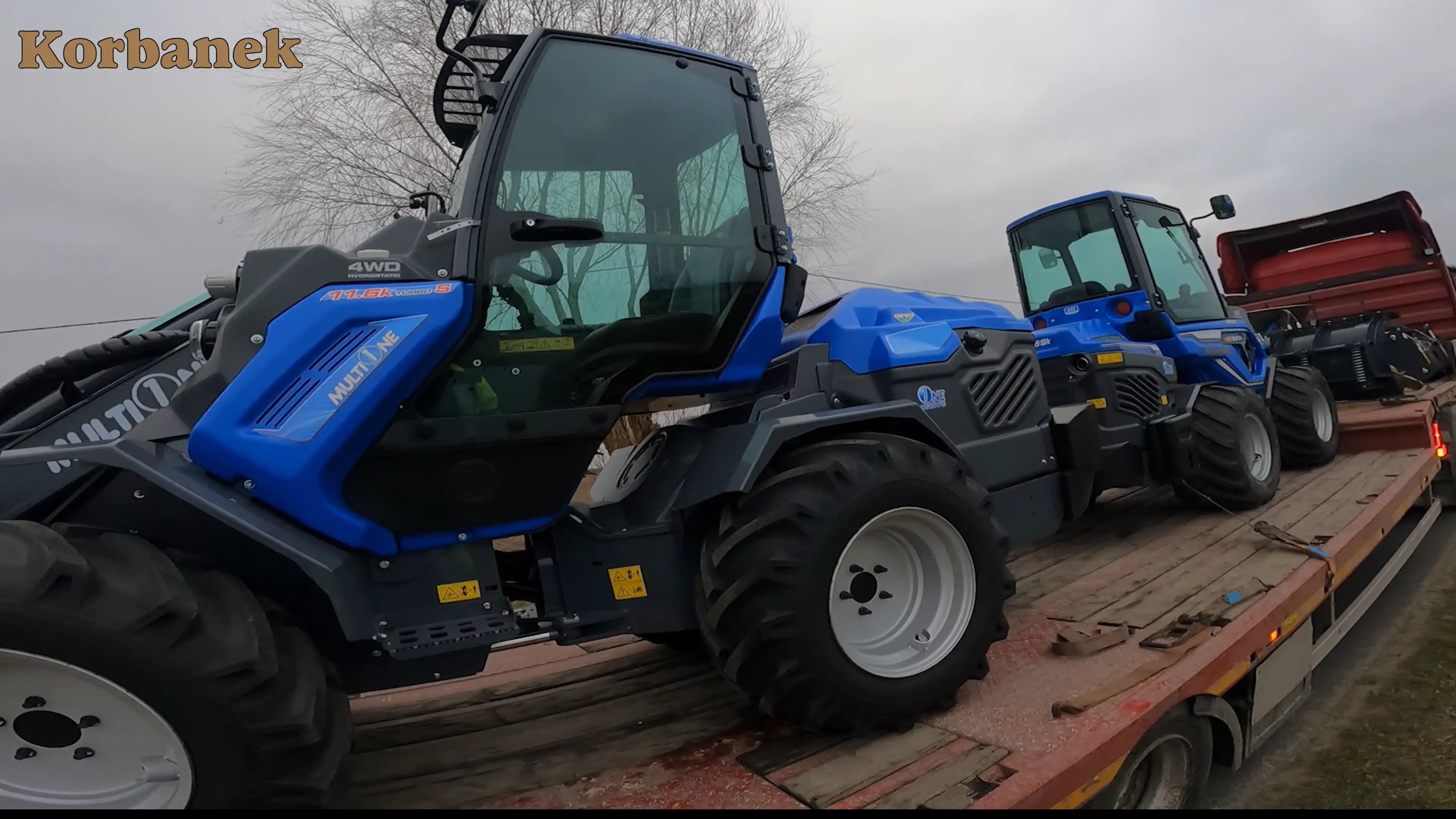 MultiOne seria 11 oferuje rozwiązania, których nikt inny nie jest w stanie zapewnić, a ich wydajność i możliwości znacznie przewyższają jakiekolwiek inne dostępne obecnie na rynku kompaktowe mini-ładowarki MultiOne serii 11 to imponujący udźwig, niesamowita prędkość, wyjątkowa siła pchania: seria MultiOne 11 to kamień milowy przegubowych mini ładowarek