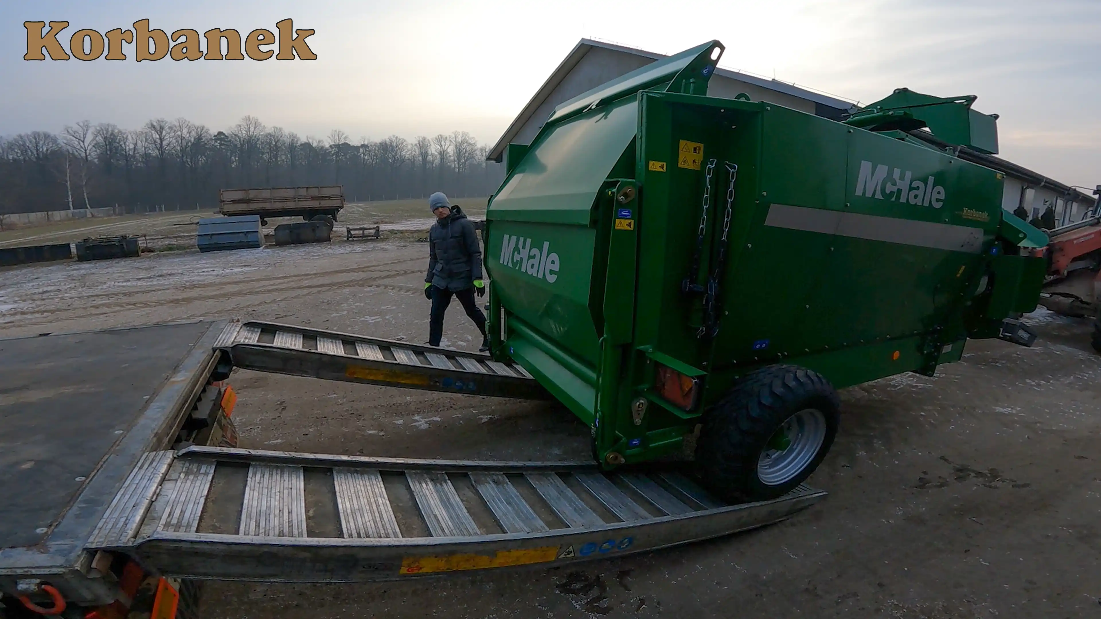 McHale C470 jest wydajną maszyną do ścielenia i podawania pasz, która z powodzeniem może być używana do karmienia pociętą kiszonką, jak i niepociętą słomą i sianem