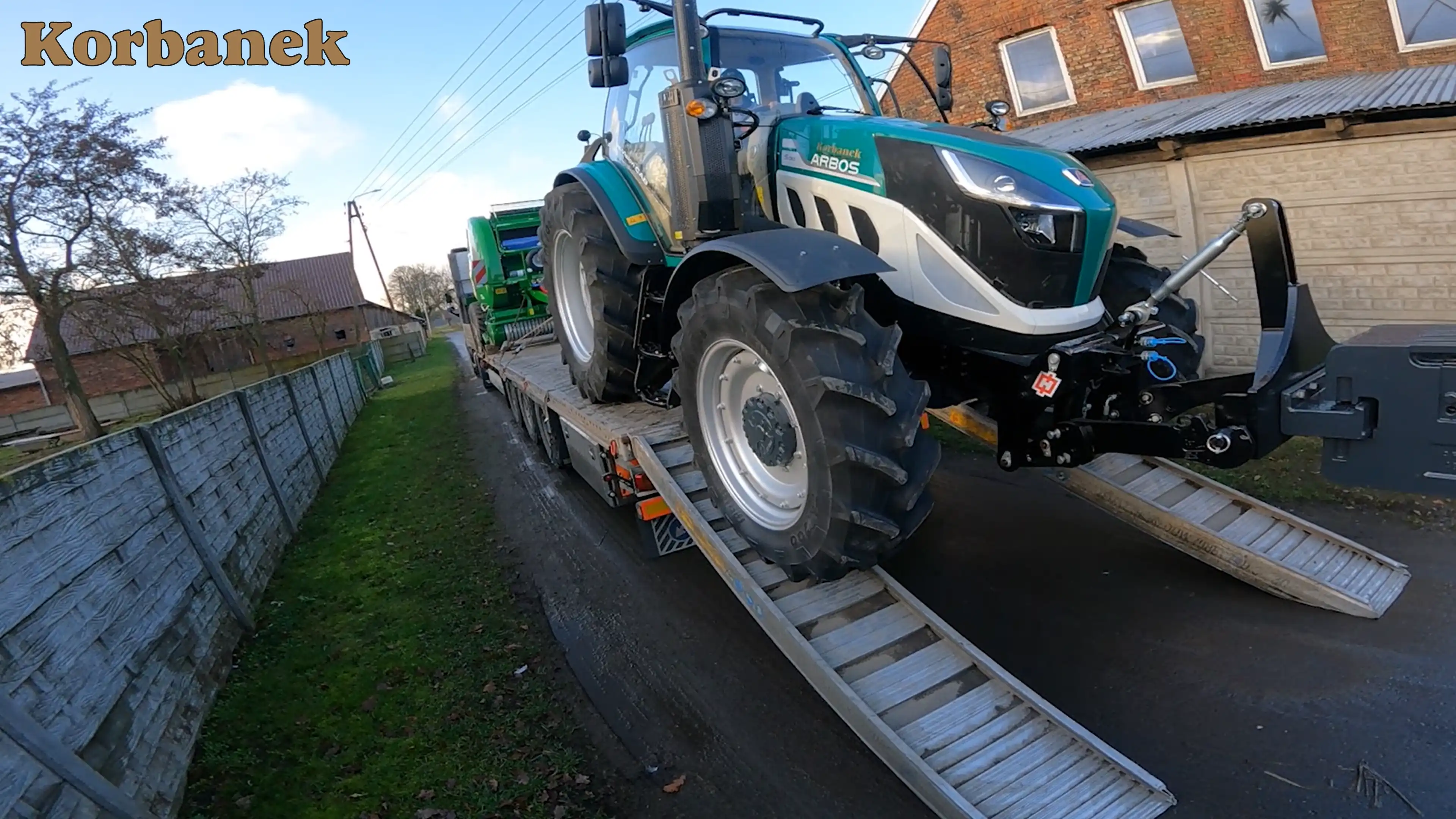 Konstrukcja kabiny oparta jest na najnowszych dostępnych na rynku rozwiązaniach konstrukcyjnych polegających na równomiernym rozkładzie naprężeń na całą powierzchnię kabin