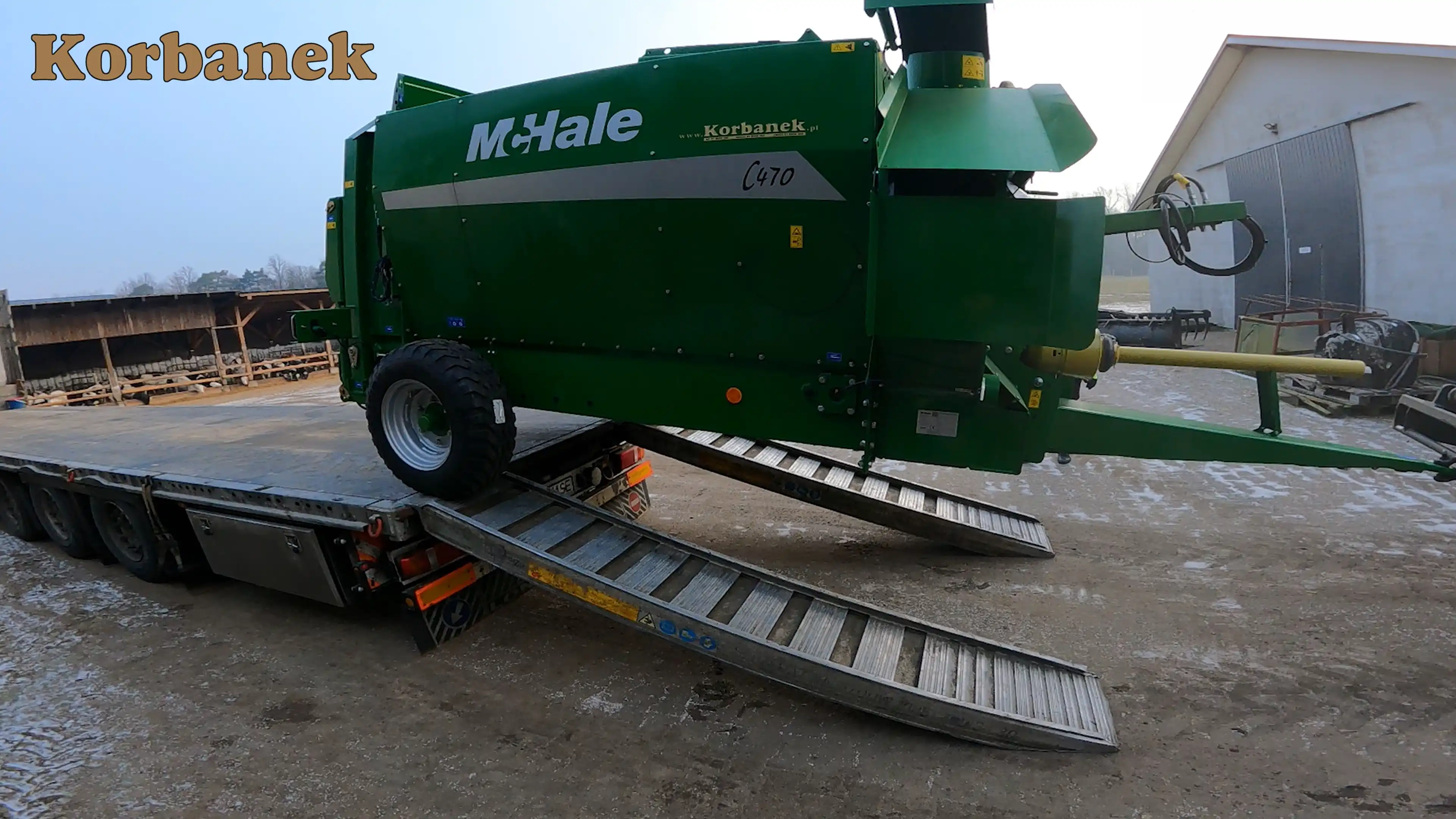 Maszyna szybko i efektywnie ścieli słomę pozostawiając jej grubą i spulchnioną warstwę. Rynna wyrzutu ma 300 stopniowy kąt obrotu co znacznie ułatwia dostęp do trudno dostępnych miejsc.