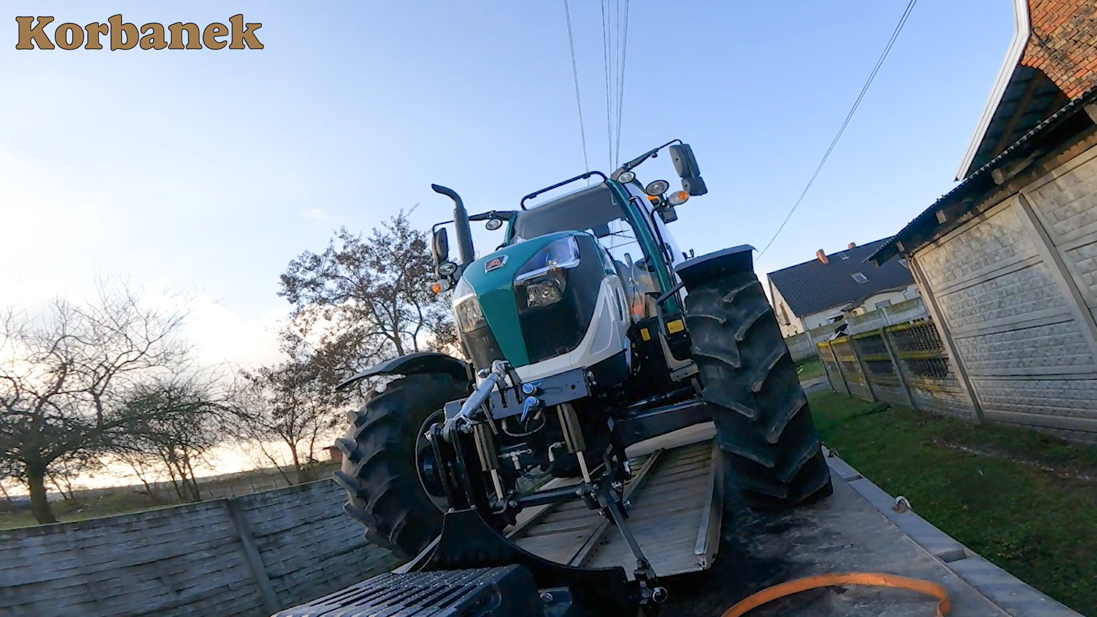 Nowoczesny i praktyczny wygląd, zaokrąglone linie zwiększające jednocześnie wytrzymałość konstrukcji oraz kompaktowe rozmiary, a dodatkowo najwyższej klasy parametry użytkowe sprawiają, że ciągniki Arbos 5130 Advance wyróżniają się wzornictwem, a także jakością wykonania