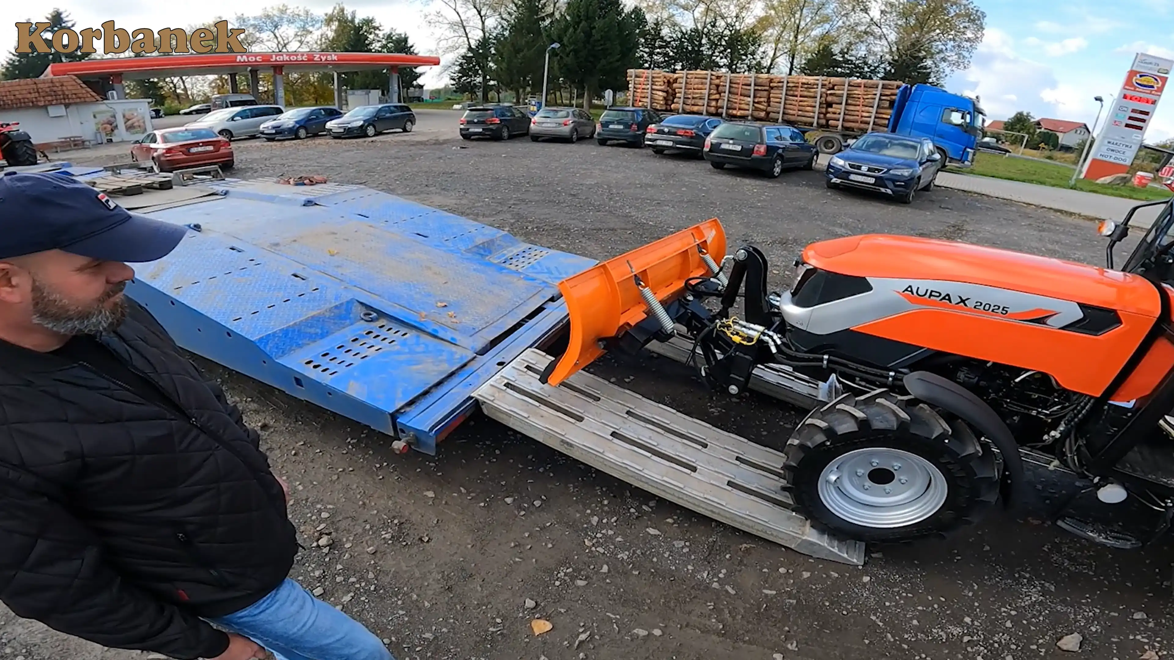 Kabina ogrzewana  w ciągniku jest niezbedna do takich prac jak odśnieżanie Ciągnik z ogrzewaną kabiną  jest niezbędny do prac takich jak odsnieżanie, zapewnia własbiwe warunki pracy