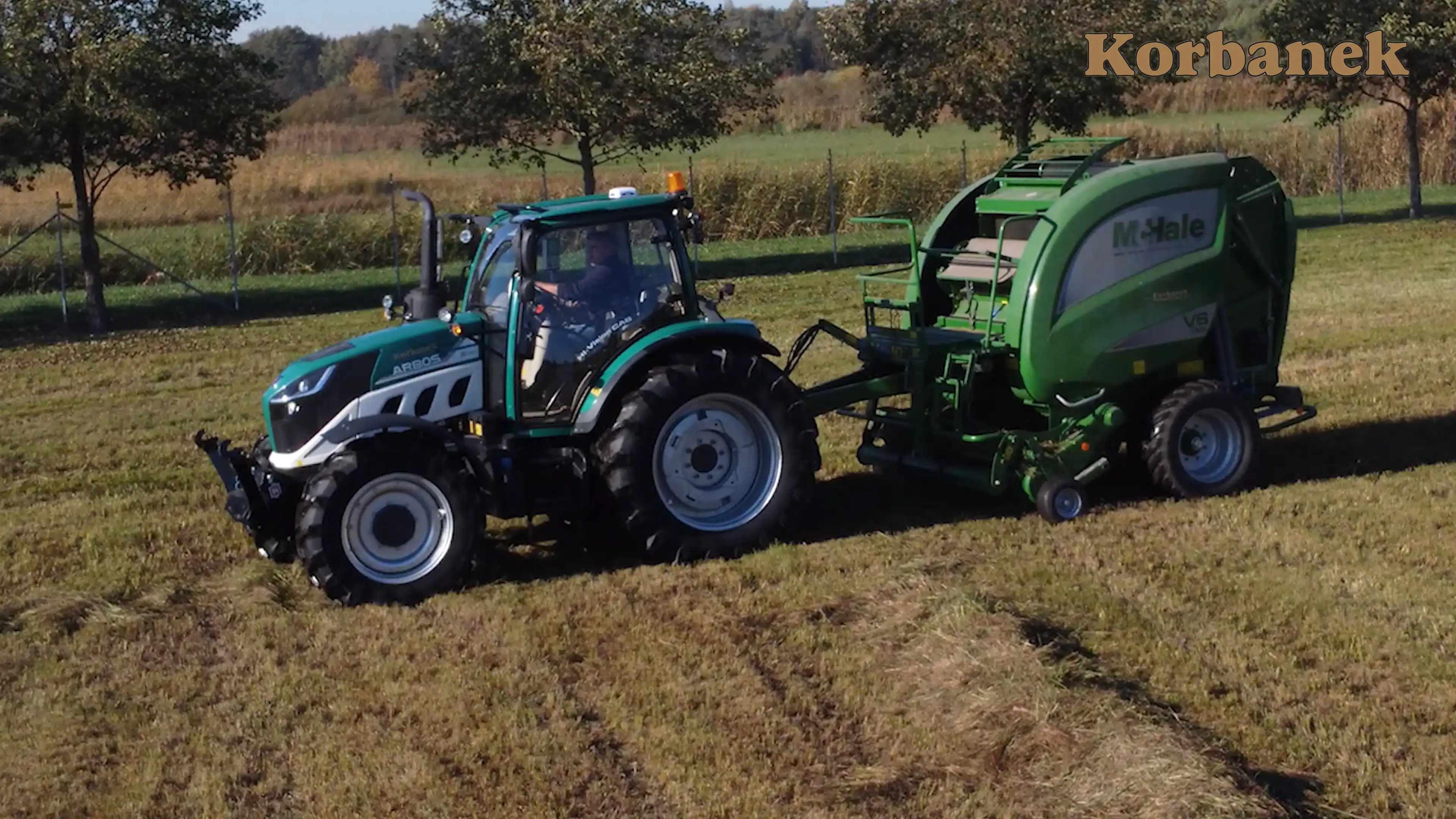 Zestaw ciagnik Arbos 5130 z silnikiem Doosan i prasa McHale V6 świetnie poradziły sobie w zbiorze trawy