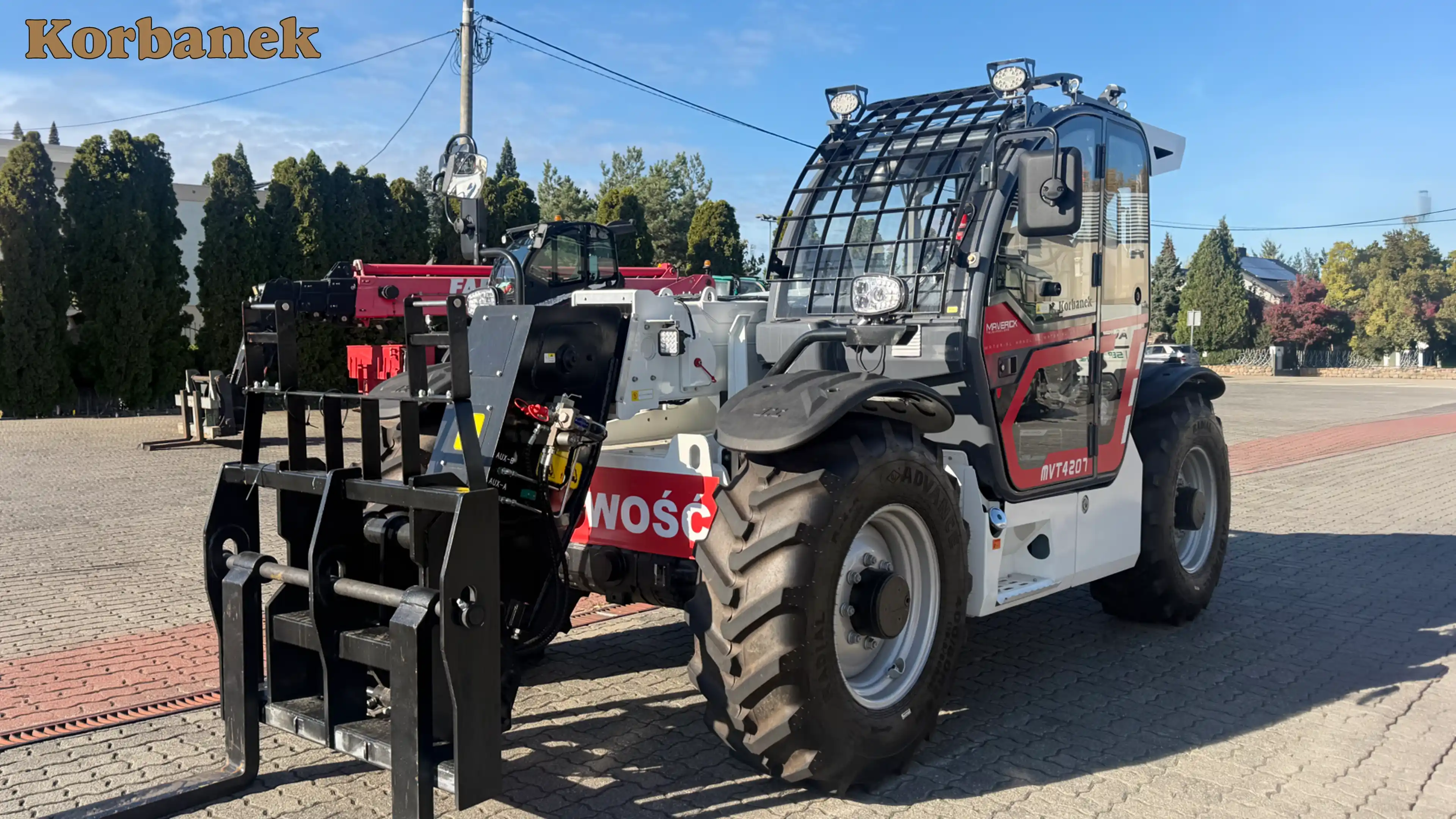 Ładowarka teleskopowa MVT T3007 to nowoczesna i wszechstronna maszyna zaprojektowana z myślą o pracy w gospodarstwach rolnych oraz w wymagających warunkach przeładunkowych