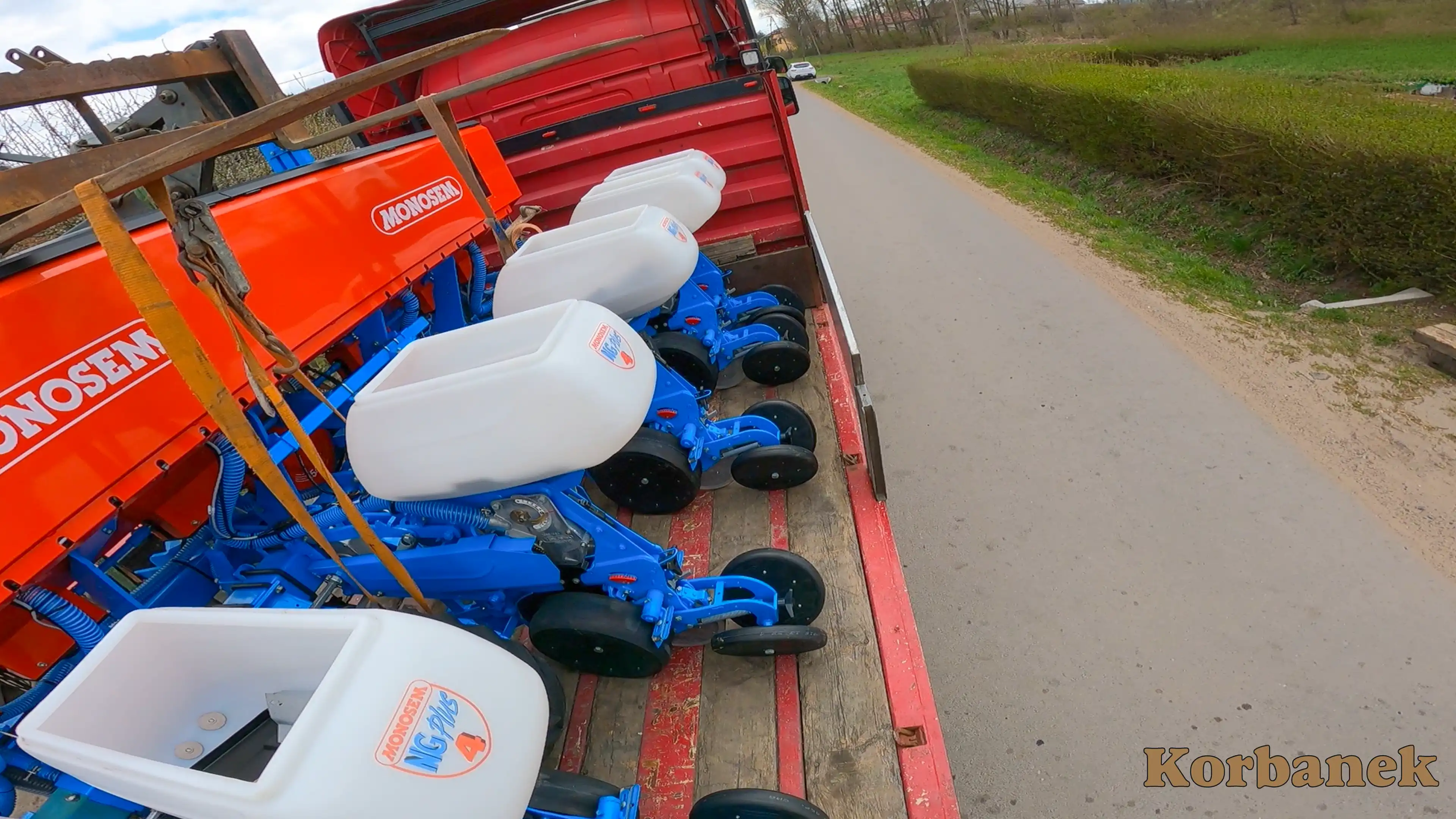 Siewniki punktowe MONOSEM są przeznaczone do wysiewu kukurydzy, buraków, fasoli, słonecznika, bobiku, rzepaku, a także nasion wymagających wysokiej precyzji, na przykład warzyw (cebula, marchew, pietruszka, buraczki czerwone, itp.)