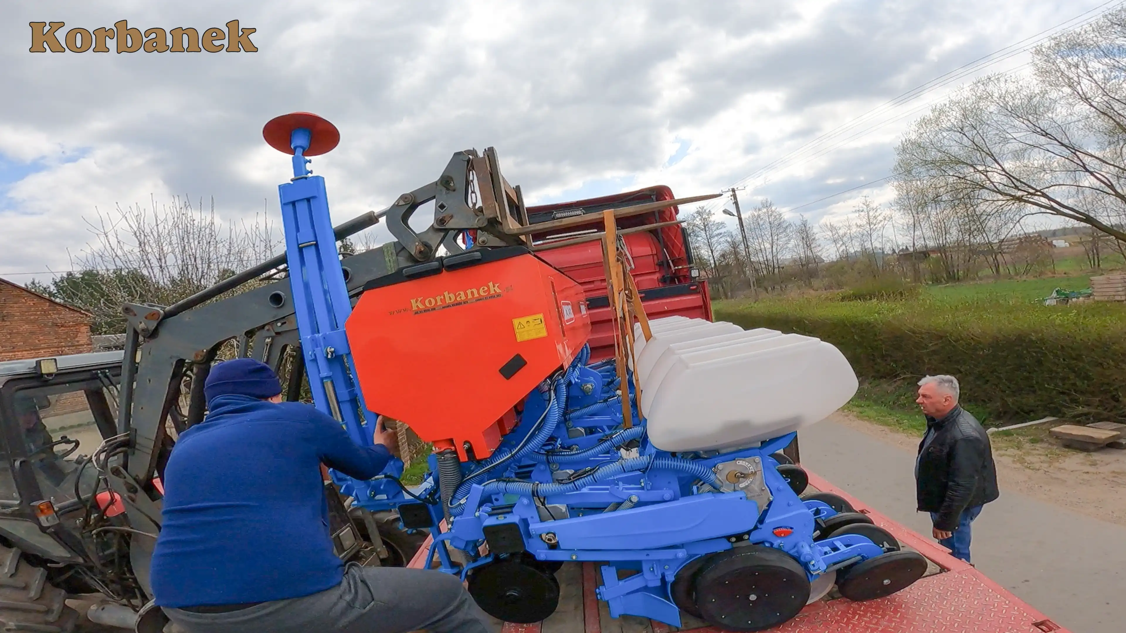 Siewniki punktowe MONOSEM, możliwe są w różnych konfiguracjach i wersjach: siewniki pneumatyczne NG PLUS 4, NG PLUS M, NX M, Twin-Row Sync-Row oraz wersja MS do wysiewu warzyw