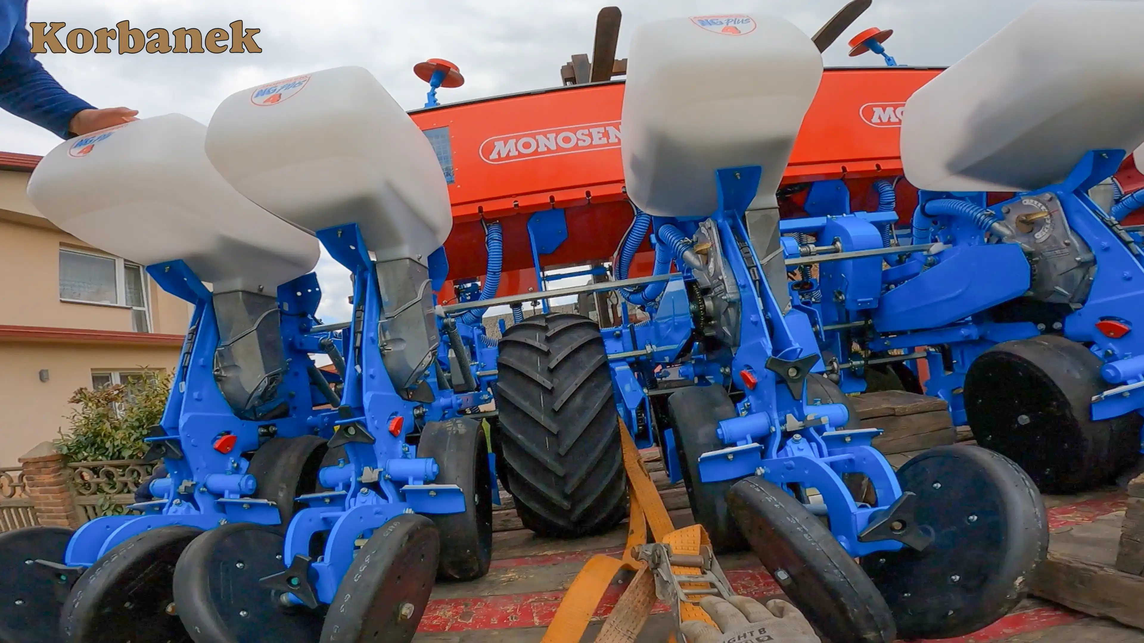 Siewniki punktowe MONOSEM NG PLUS 4 to siewniki wyposażone w podciśnieniowy układ pneumatyczny, mogące siać kukurydzę, buraki cukrowe, fasolę, bobik, rzepak, soję, sorgo, słonecznik, kukurydzę cukrową, groch i inne rośliny, które mogą być wysiewane punktowo