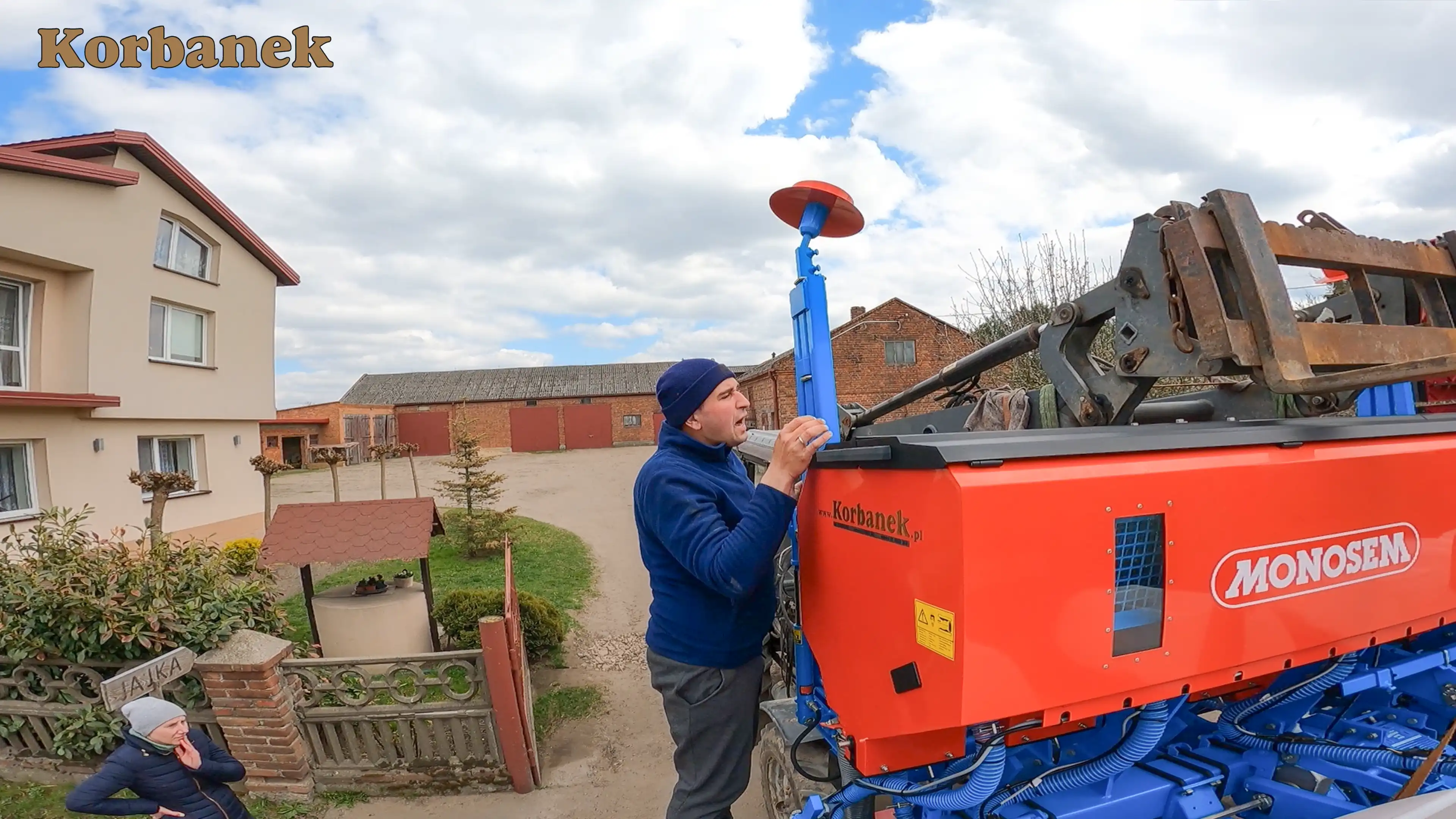 Siewniki punktowe NG PLUS 4 są dostępne w różnych wersjach i na różnych ramach. W ofercie dostępne są pneumatyczne siewniki punktowe na ramach zawieszanych: na ramie sztywnej (4, 6 i 8 rzędów), na ramie teleskopowej (6 rzędów), na ramie składanej hydraulicznie (8, 12, 16 rzędów), na ramie przyczepianej (8, 12, 16 rzędów).