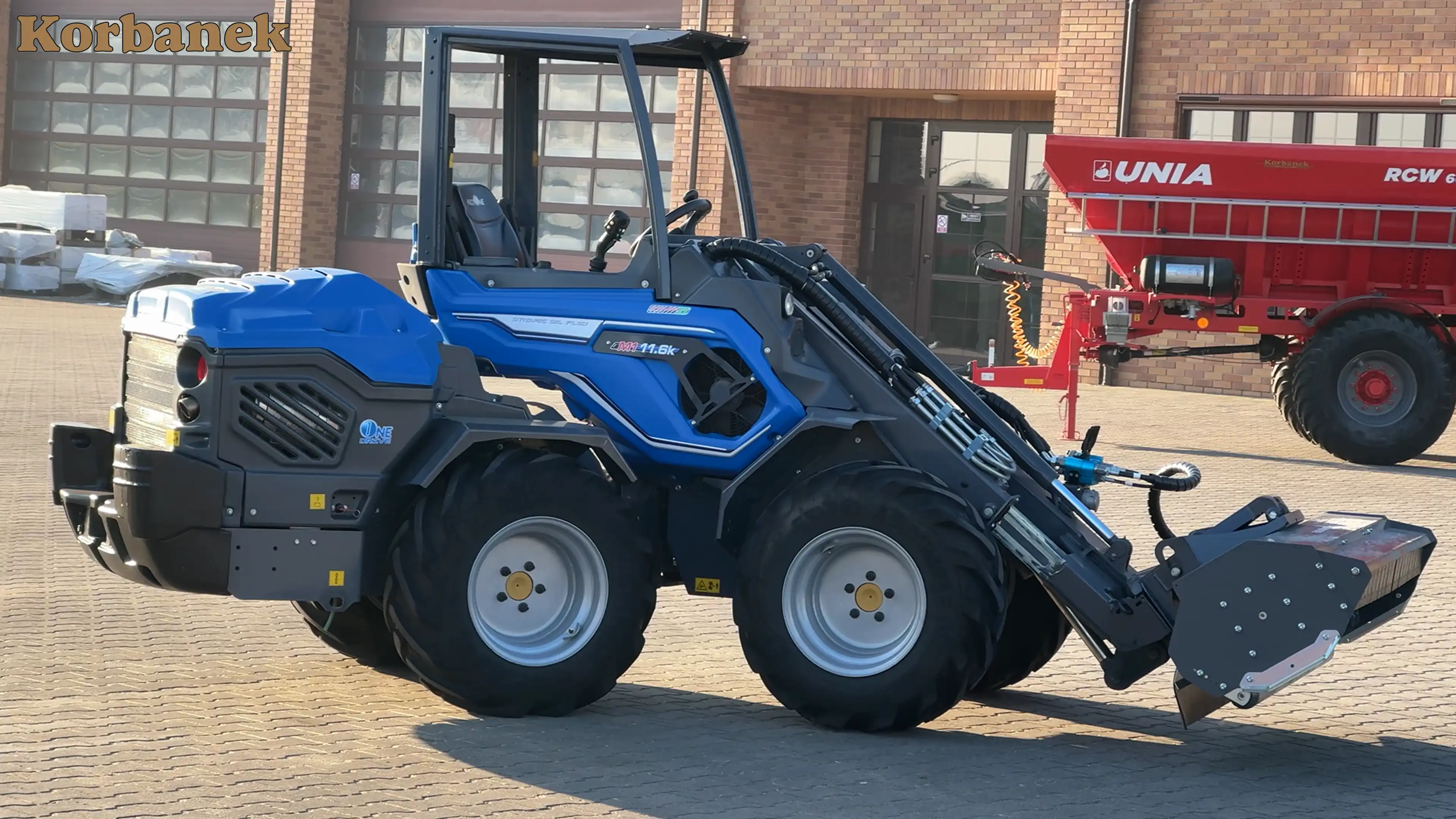 Dzięki 10 różnym seriom, 19 konfiguracjom i ponad 180 różnym osprzętom maszyna sprawdzi się w: rolnictwie, pracach związanych z kształtowaniem krajobrazu, gospodarce komunalnej, przy utrzymaniu nieruchomości. MultiOne to najlepsza na rynku przegubowa mini ładowarka, dostosowana do każdego rodzaju zadania