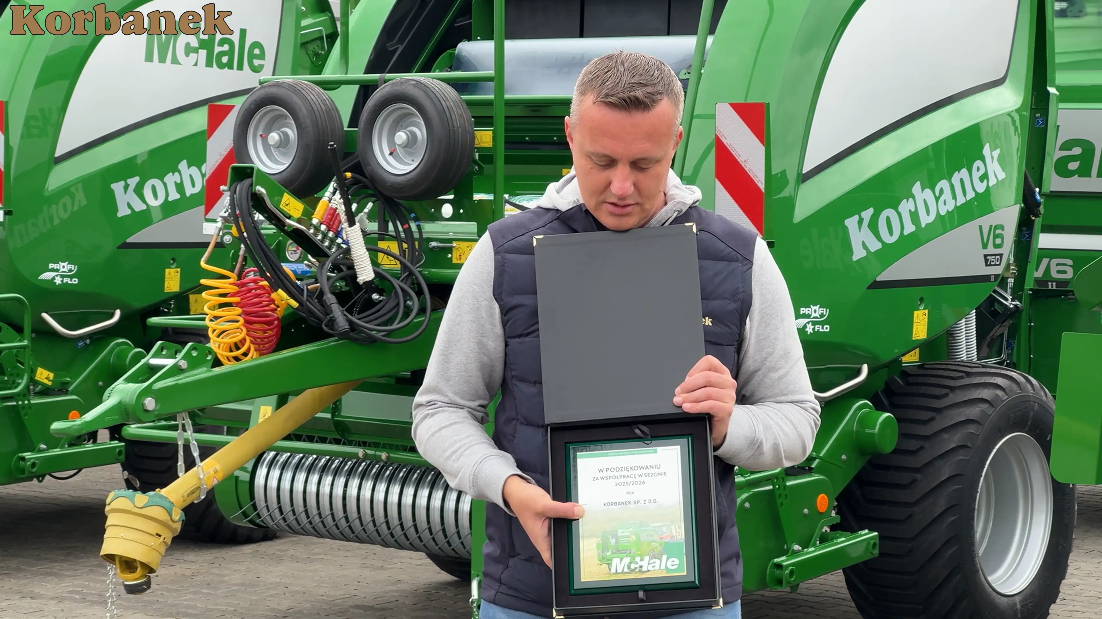 Na Targach Agro Show Bednary dostaliśmy nagrodę za sprzedaż pras Mchale Specjalista ds pras Przemek z nagrodą od Mchale za sprzedaż pras