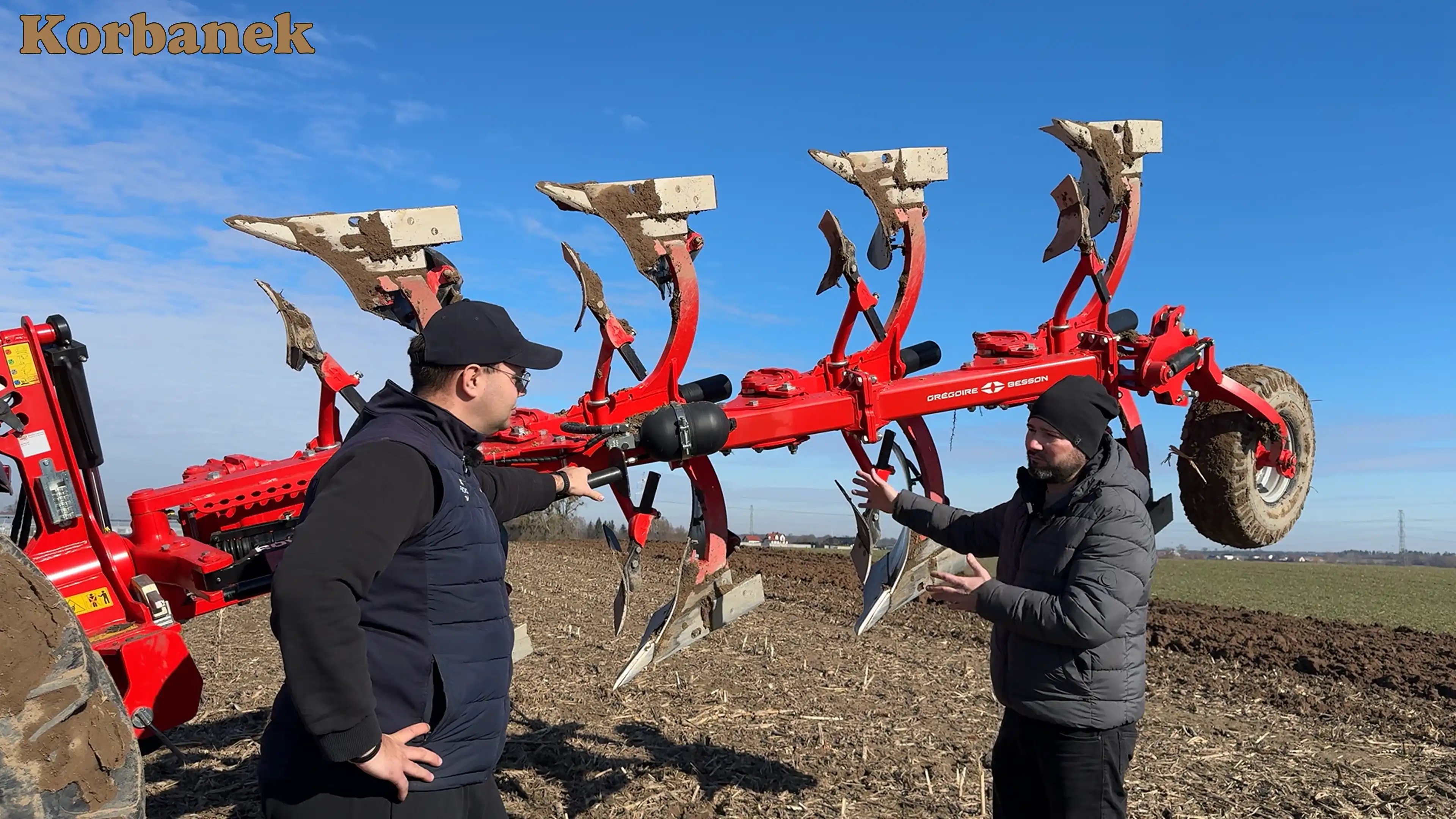 Ciągnik Aupax został doposażony w 4 skibowy pług Grgoire Besson
