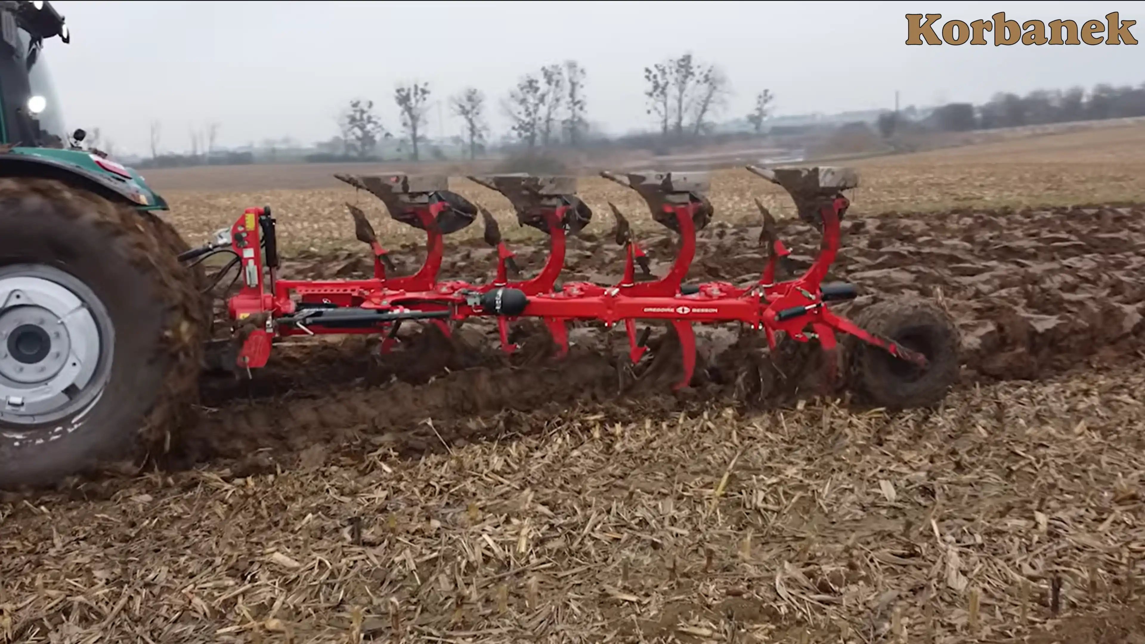 Seria ROVER 40, 50, 60, 70, 80 to pługi zawieszane z hydrauliczną oraz mechaniczną regulacją szerokości roboczej w zakresie 35 - 55 cm na korpus. Firma Gregoire Besson stosuje głównie zabezpieczenie NON STOP korpusów płużnych hydrauliczne ale posiada też zabezpieczenie mechaniczne sprzeążynowe i zabezpieczenie na śrubę ścinaną w dwóch wykonaniach