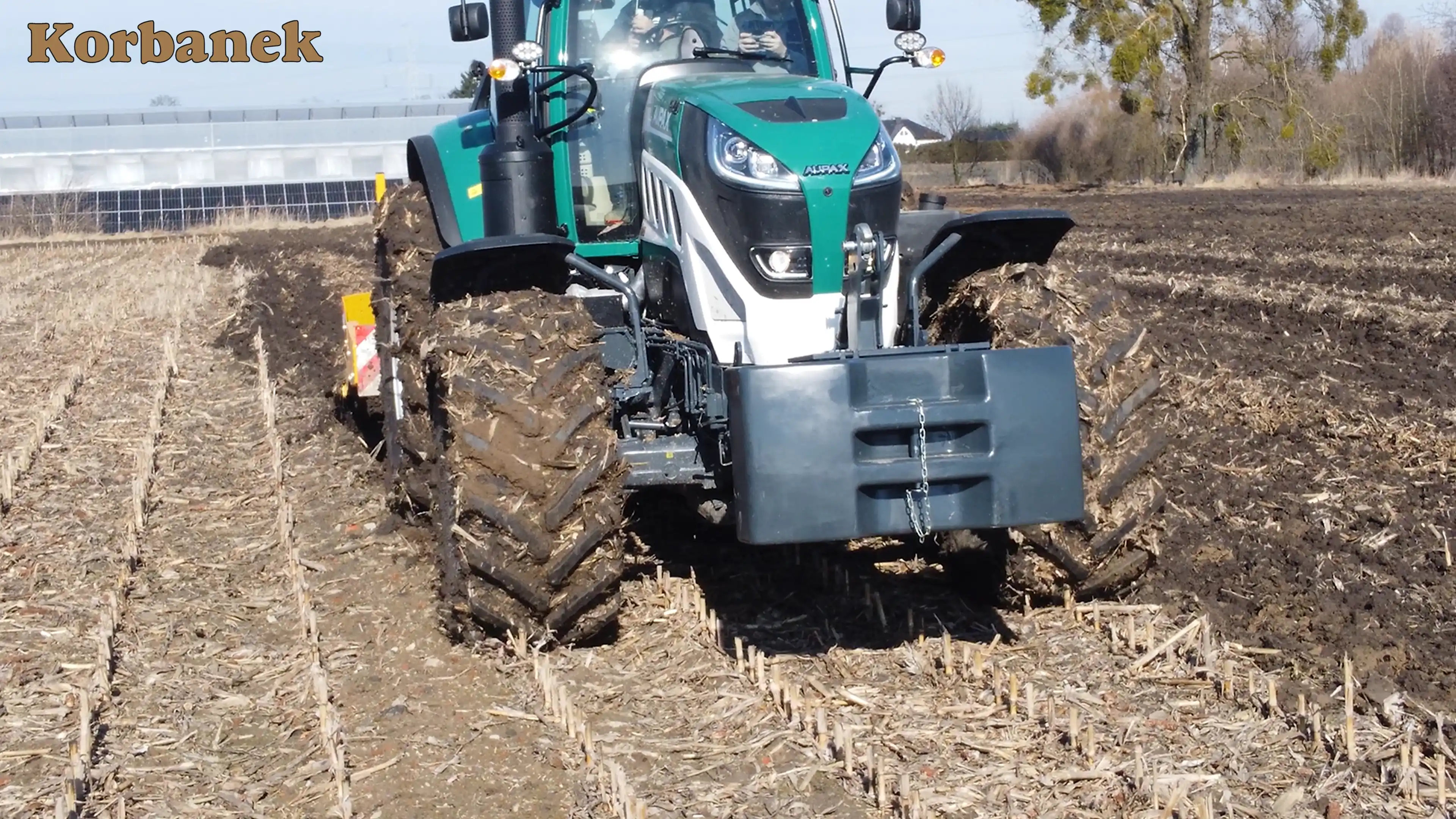 Chiński producent poszerza gamę swoich ciągników - o ciągniki dużej mocy, które ewidentnie sprawdzą się w cięzkiej orce