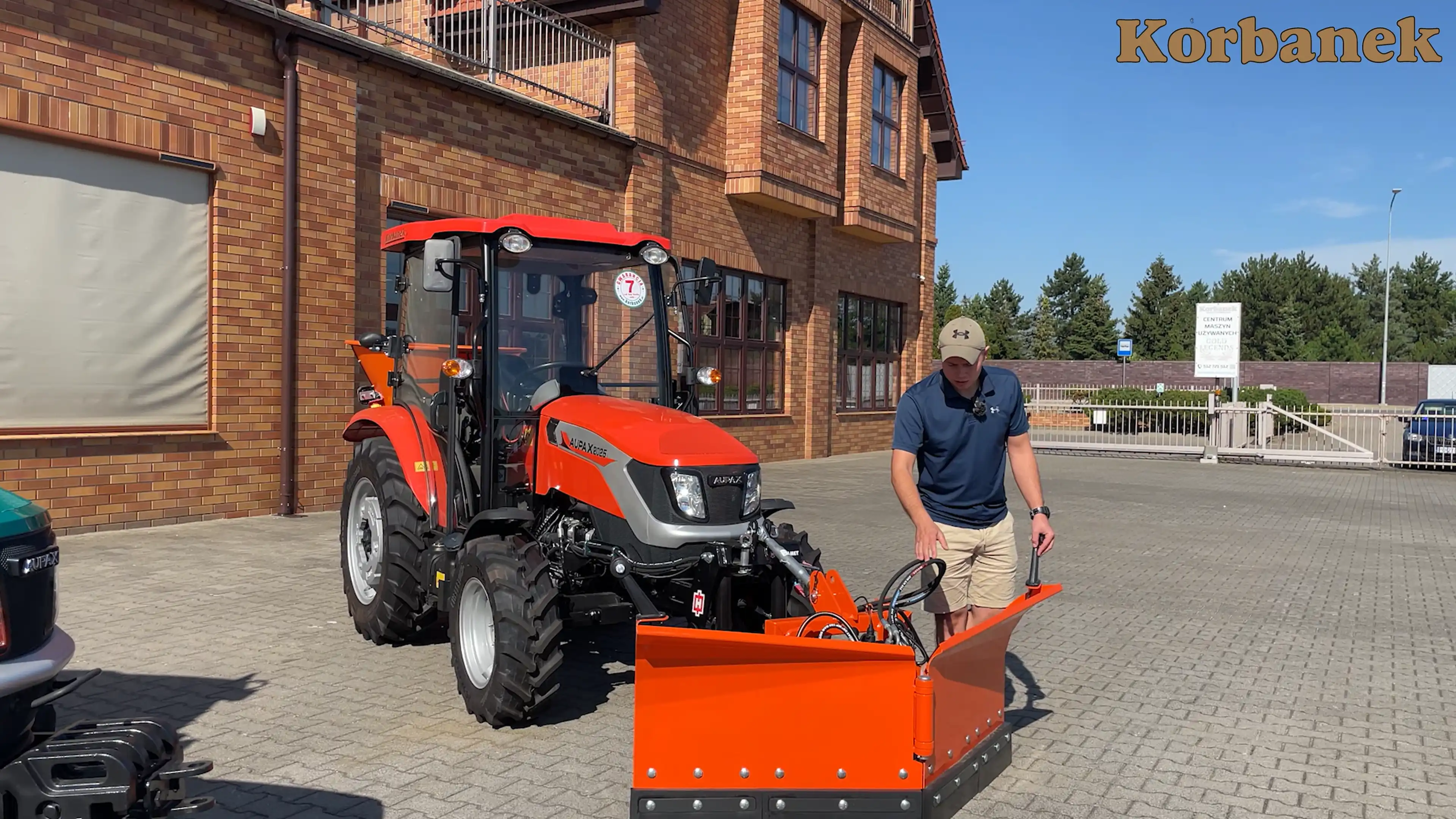 Aupax 2025 ze względu na swoje małe wymiary świetnie sprawdzi się jako traktor komunalny