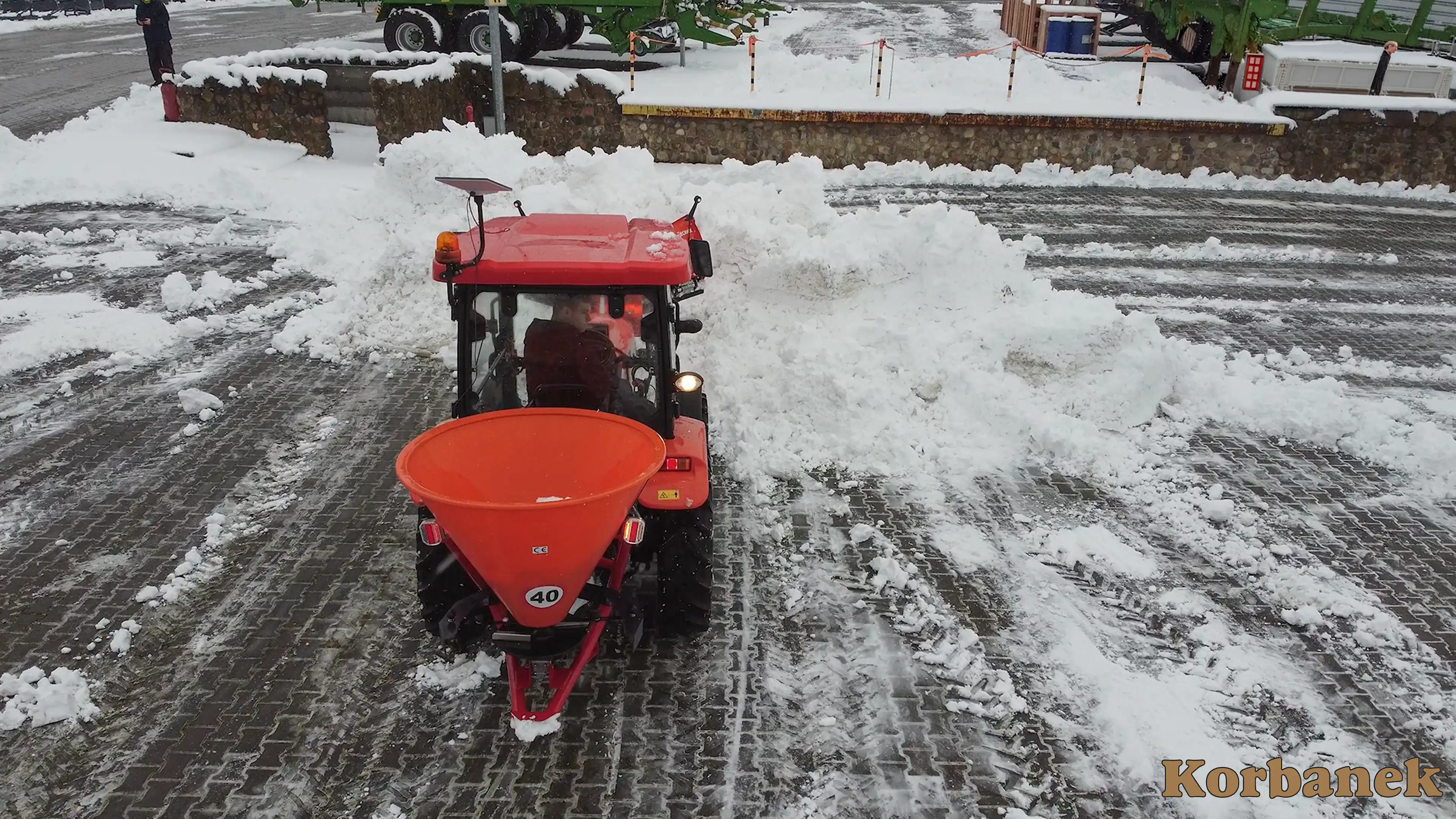 Jako dopodażenie do ciągnika Aupax 2025 możemy wybrać posypywarkę piasku i soli