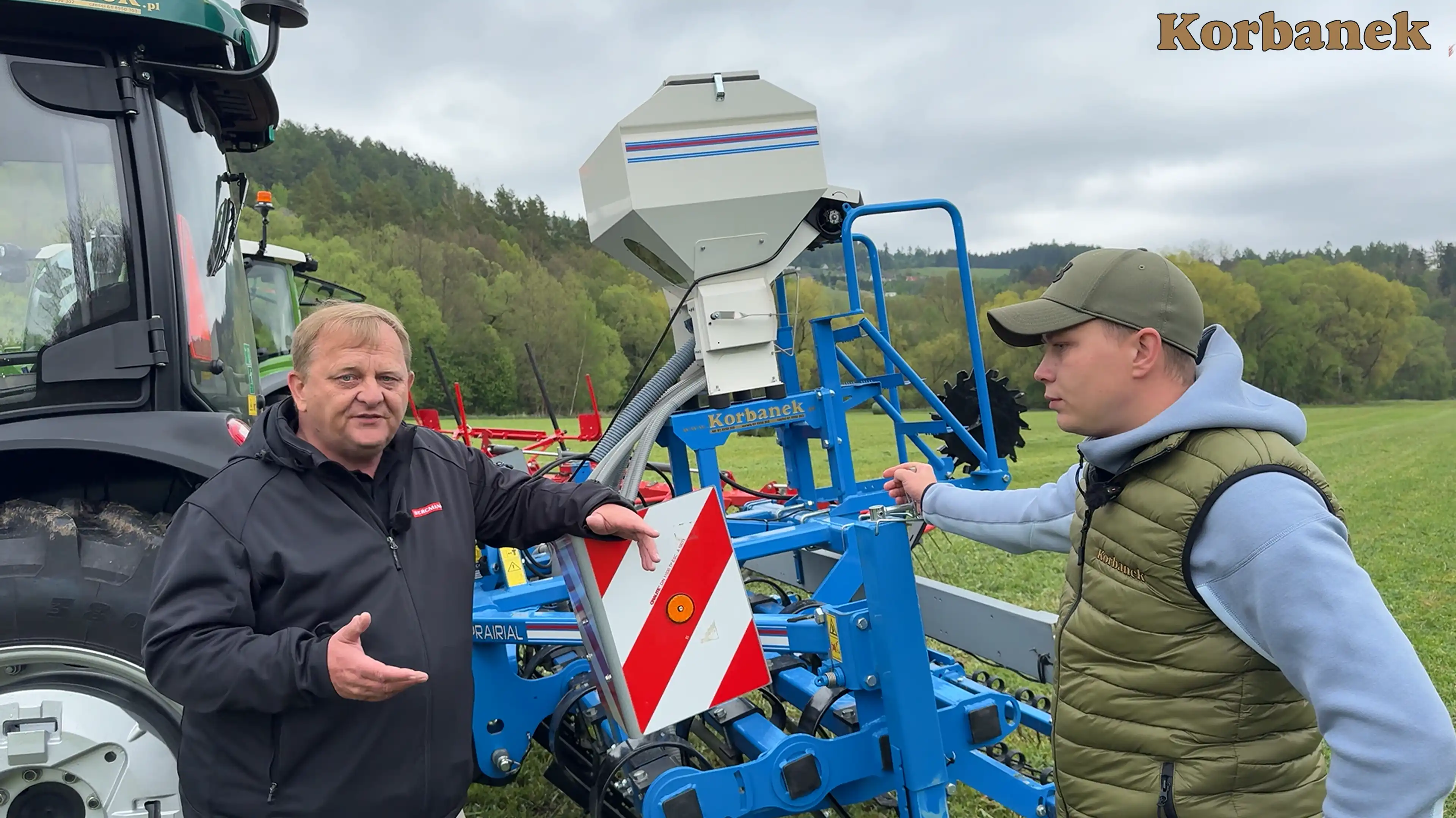 Rama przeznaczona do pracy na użytkach zielonych, składa się z dwóch części i zamontowana na osi gwarantującej doskonałe kopiowanie terenu. Ta rama została zaprojektowana dla trwałości