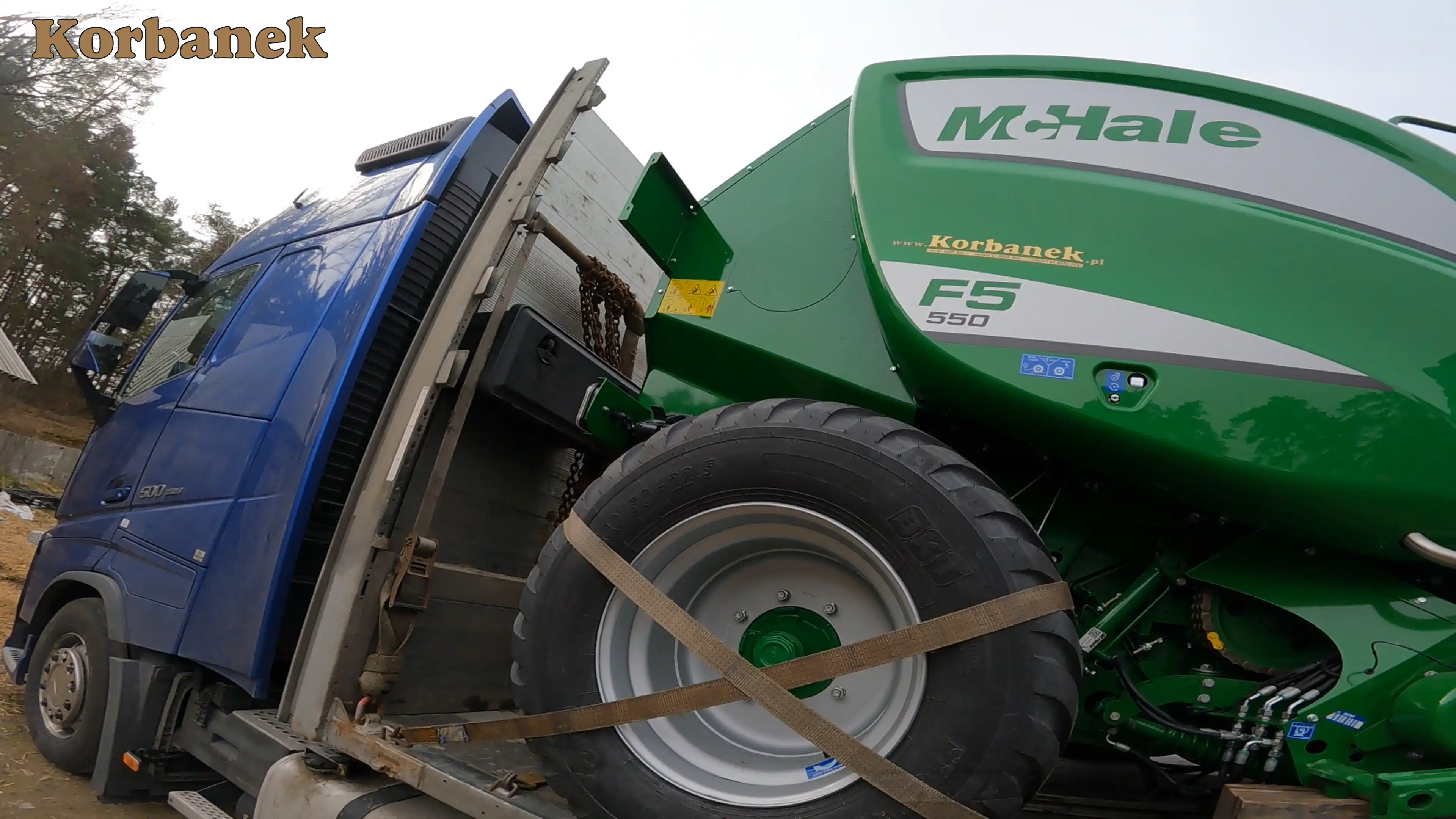 Stałokomorowa prasa McHale F5-550 to bardzo wytrzymała i doskonale wyposażona maszyna mogąca pracować w najtrudniejszym terenie z najtrudniejszymi plonami